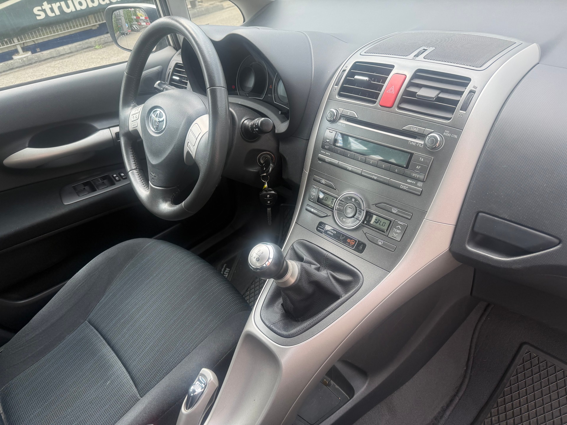 TOYOTA Auris 1.6 Linea Sol-image-8