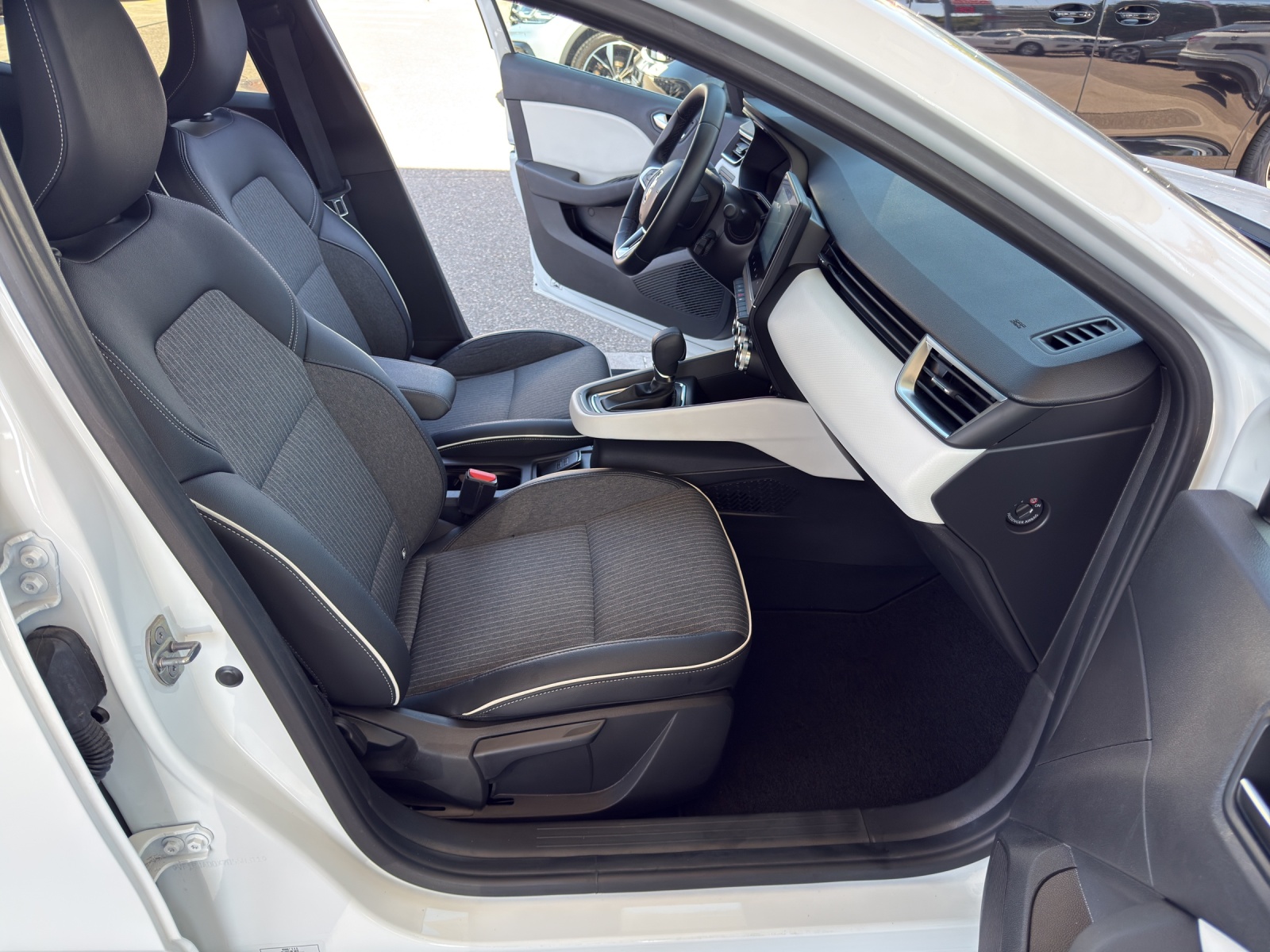 RENAULT Clio 1.6 E-Tech Techno-image-10