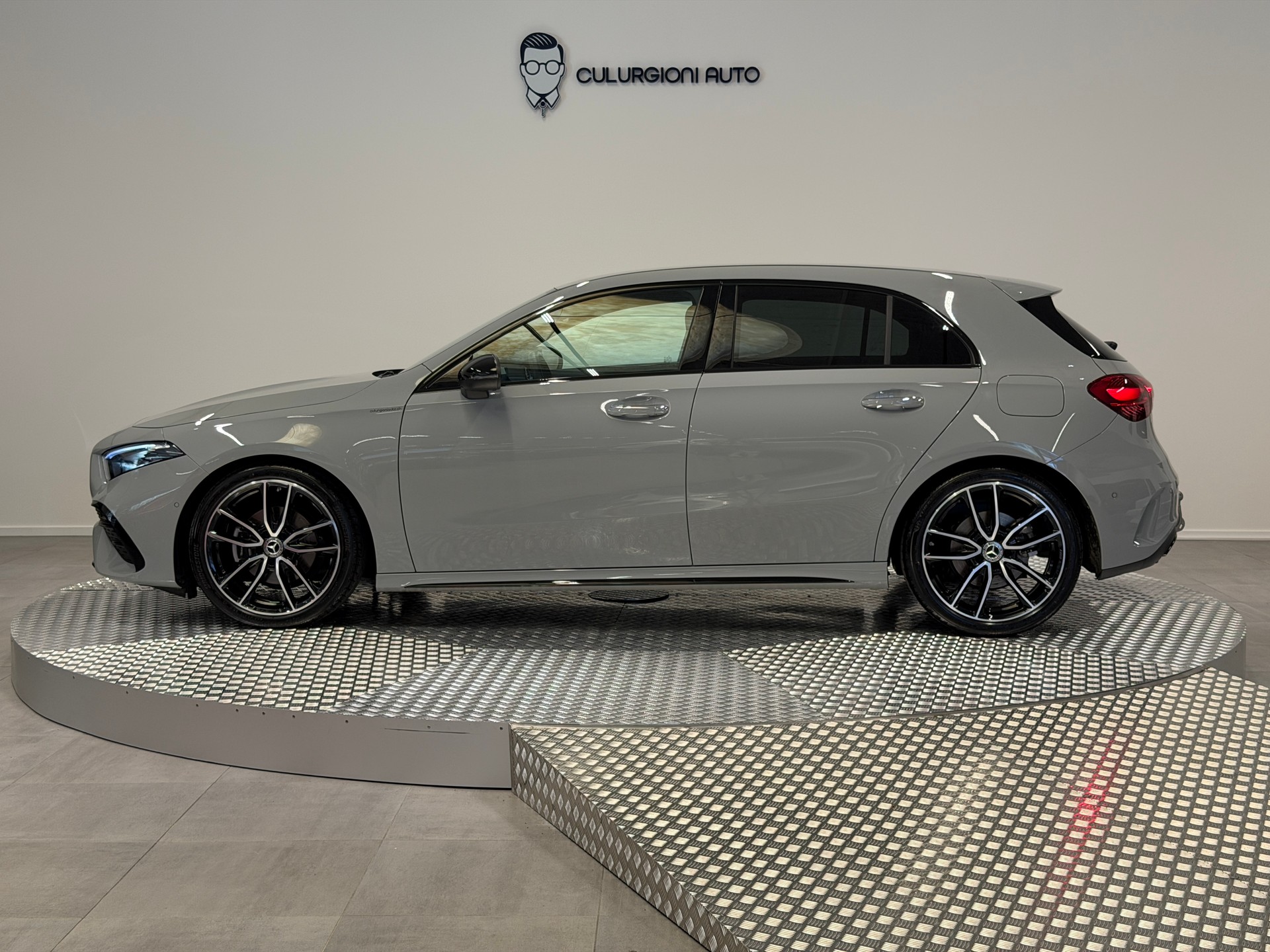 MERCEDES-BENZ A 200 Night Star 7G-DCT-showroom-element-1
