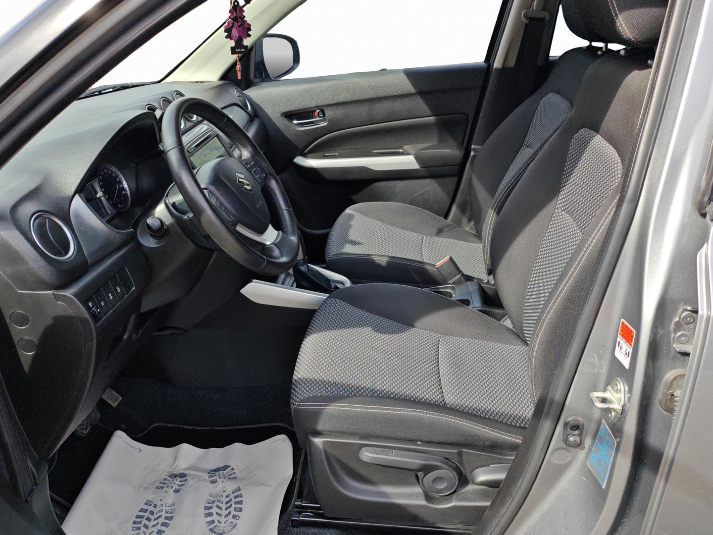 SUZUKI Vitara 1.6 Compact Top Automatic – Attelage, jantes 17", DAB+ [Expertisé + Garantie 12 mois]-image-9
