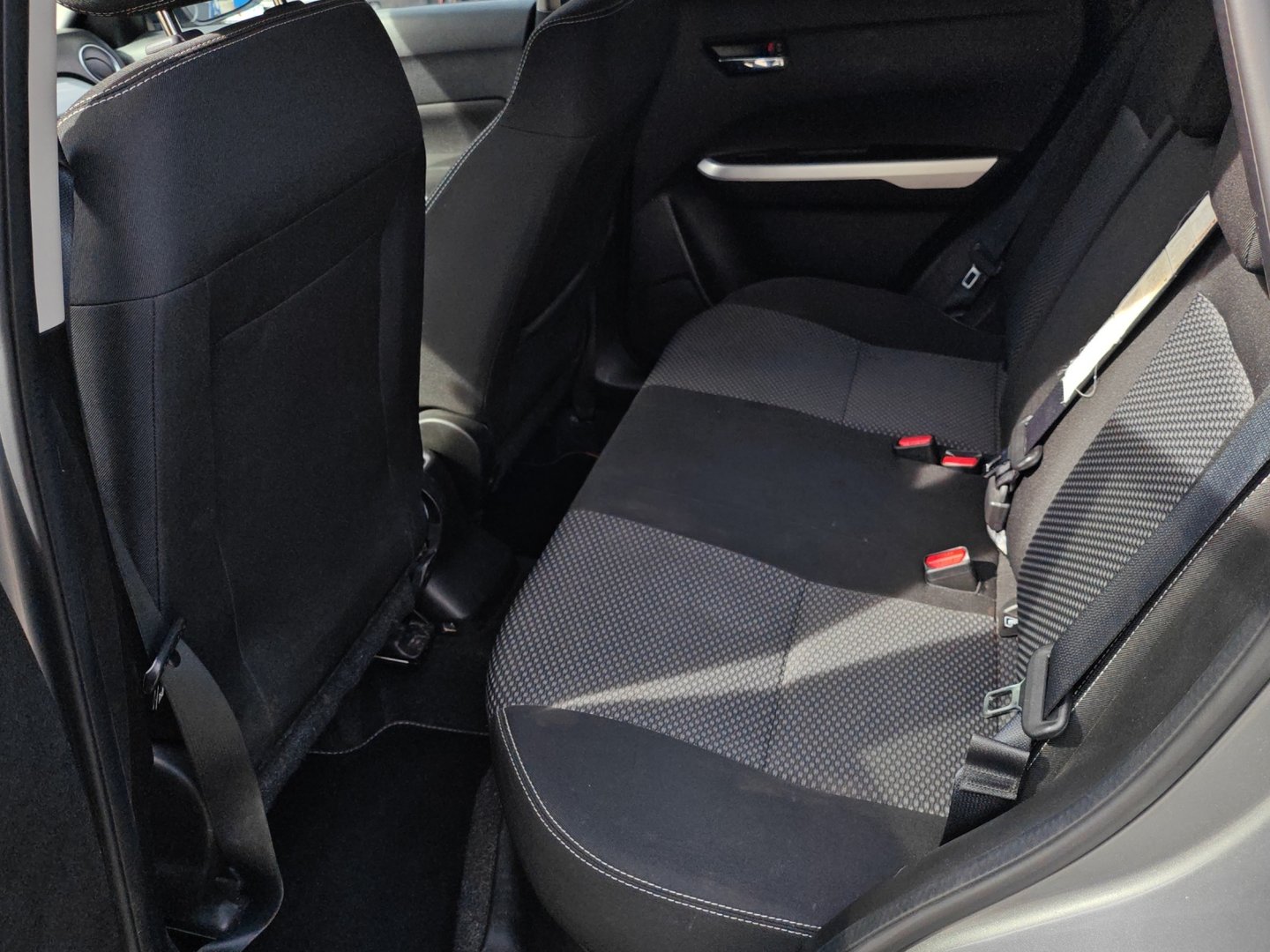 SUZUKI Vitara 1.6 Compact Top Automatic – Attelage, jantes 17", DAB+ [Expertisé + Garantie 12 mois]-image-11