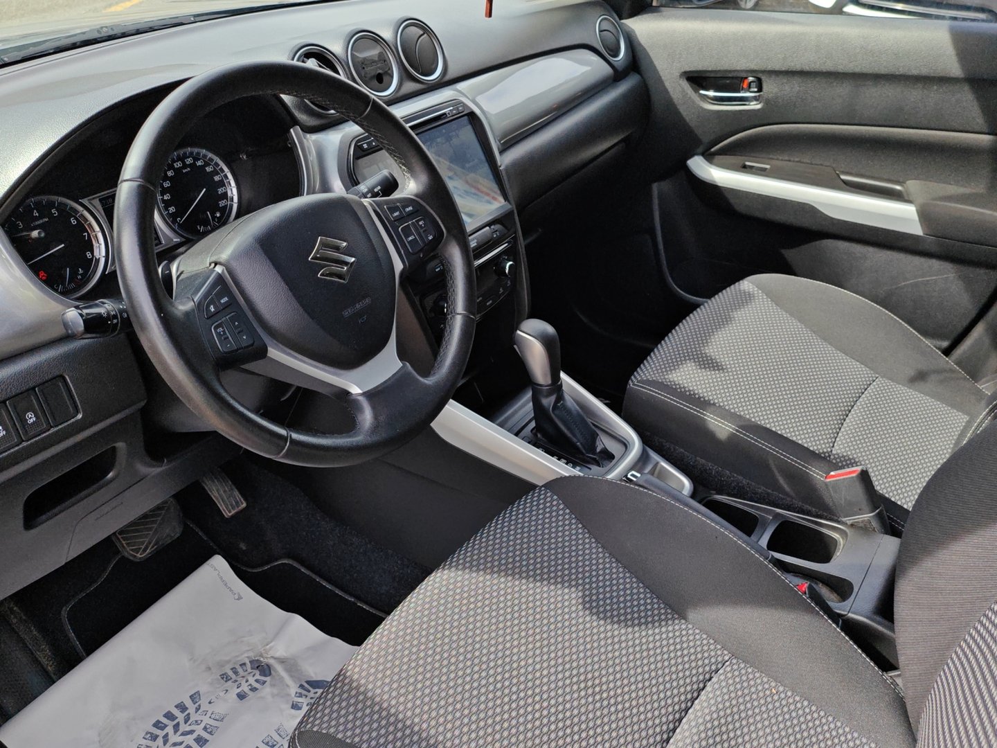 SUZUKI Vitara 1.6 Compact Top Automatic – Attelage, jantes 17", DAB+ [Expertisé + Garantie 12 mois]-image-14