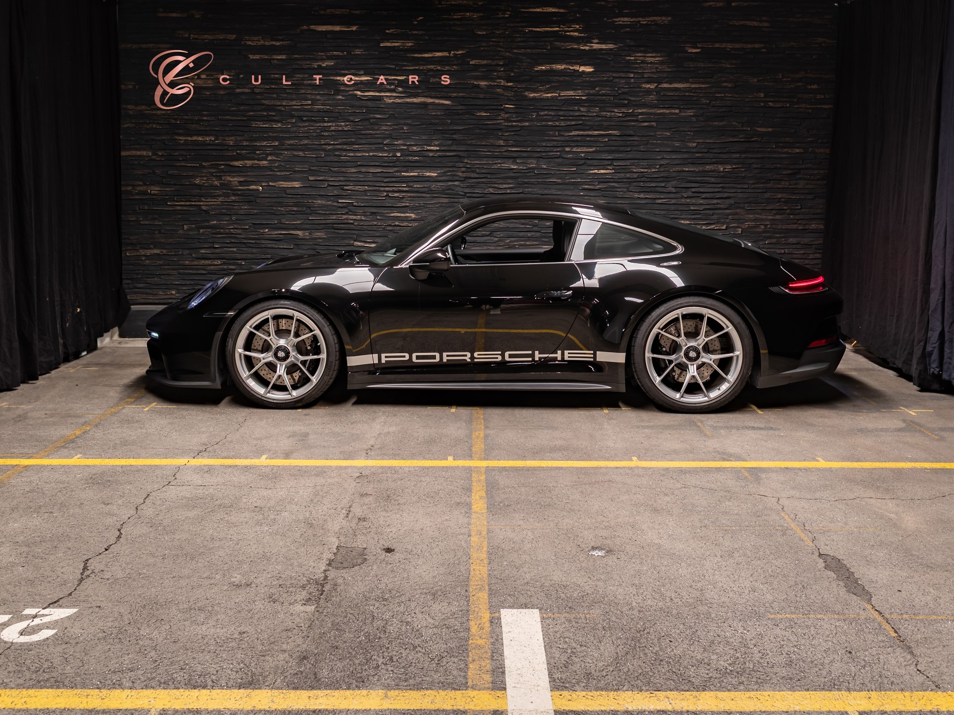 PORSCHE 911 GT3 Touring-showroom-element-1