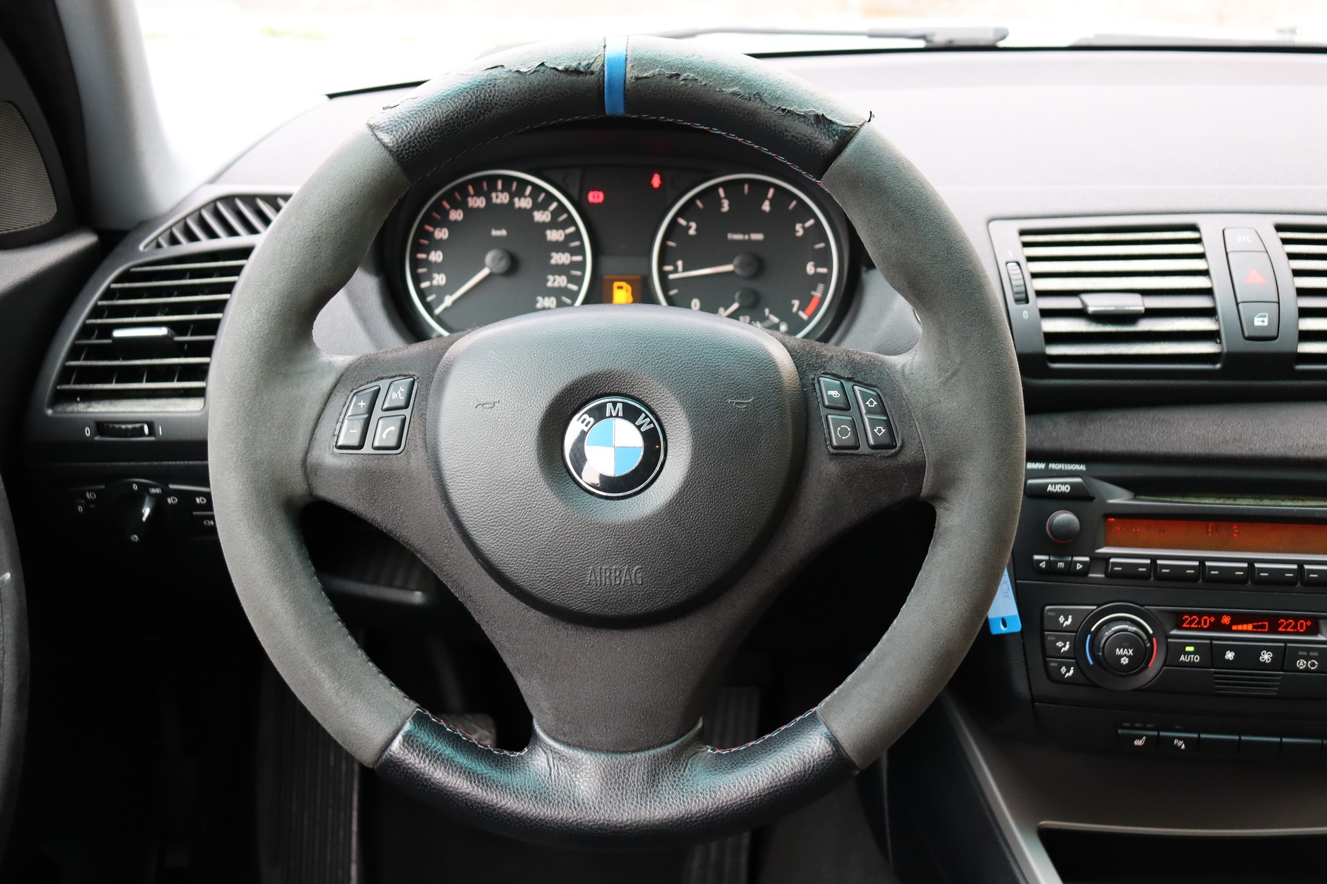 BMW 120i-image-9