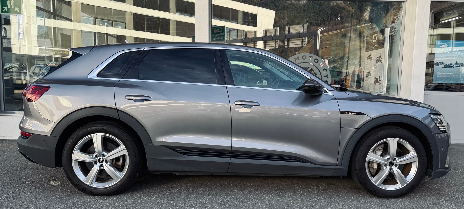 AUDI e-tron 50 quattro-showroom-element-1