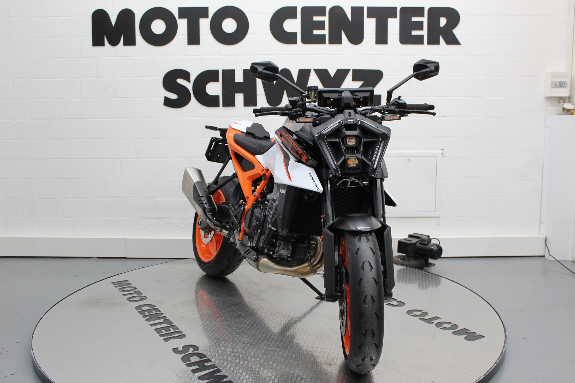 KTM 990 Duke R-image-2