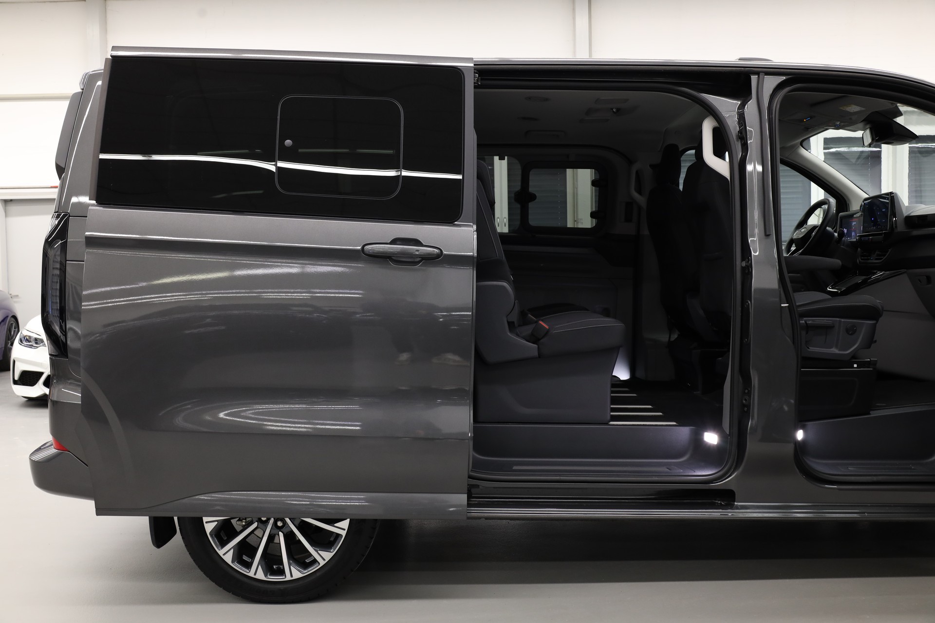 FORD Tourneo Custom 320 L1 2.0 TDCI 4x4 Titanium-image-23