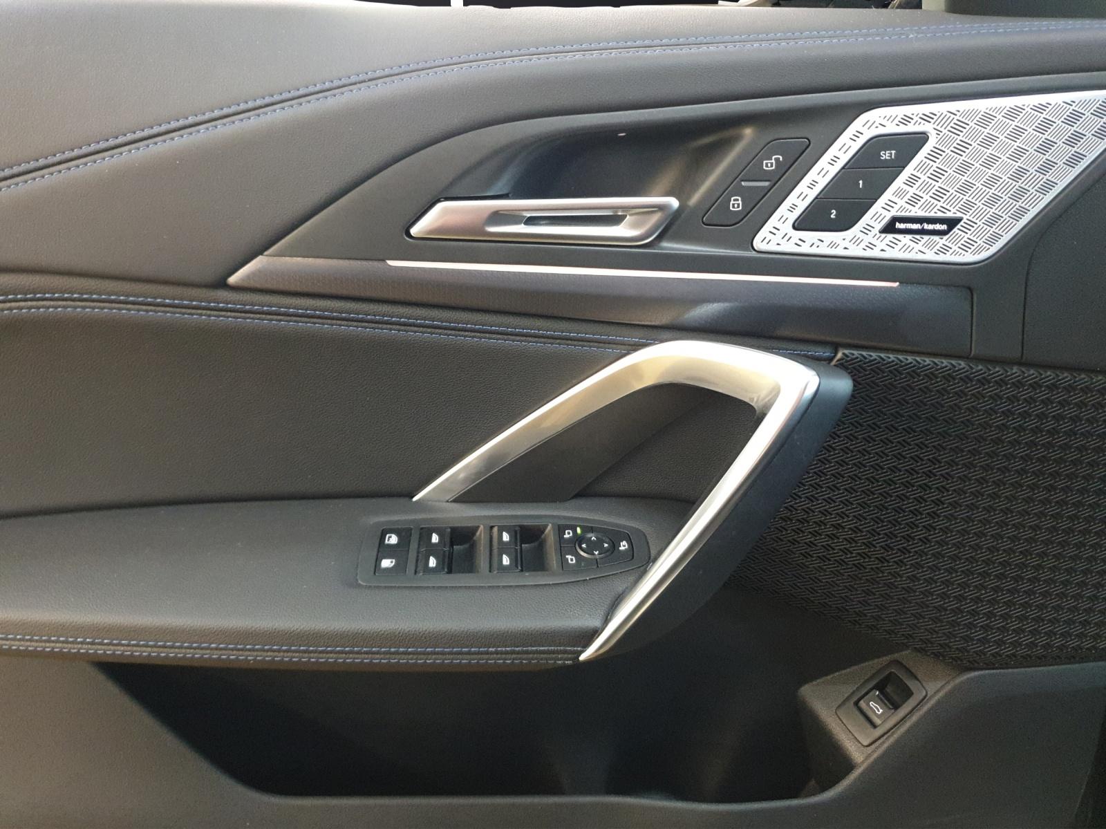 BMW X1 30e xDrive paddles-image-9