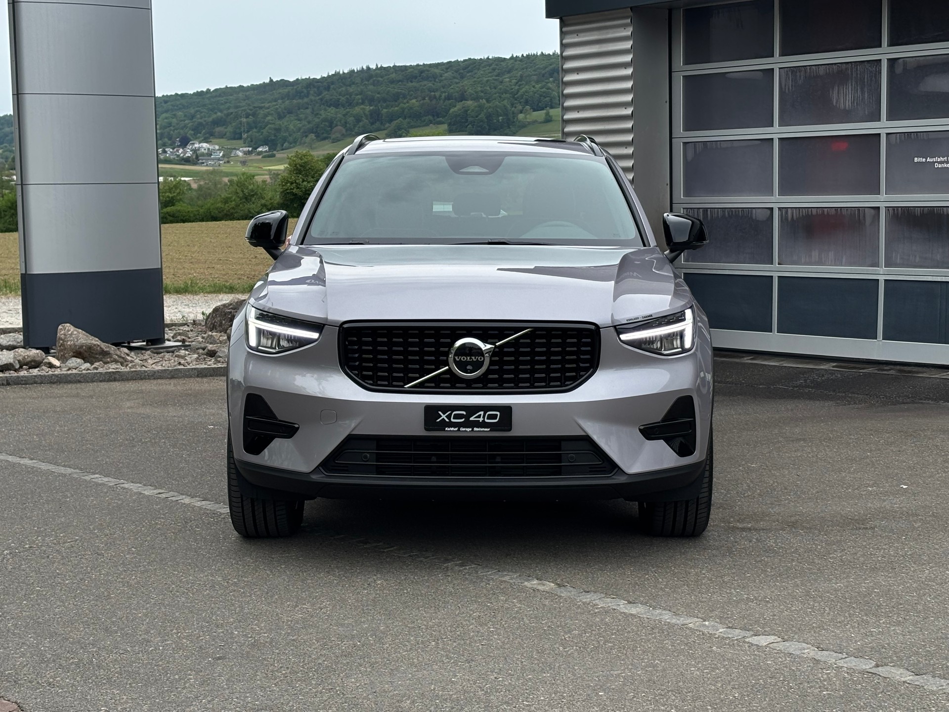 VOLVO XC40 2.0 B4 MH Plus Dark-image-6