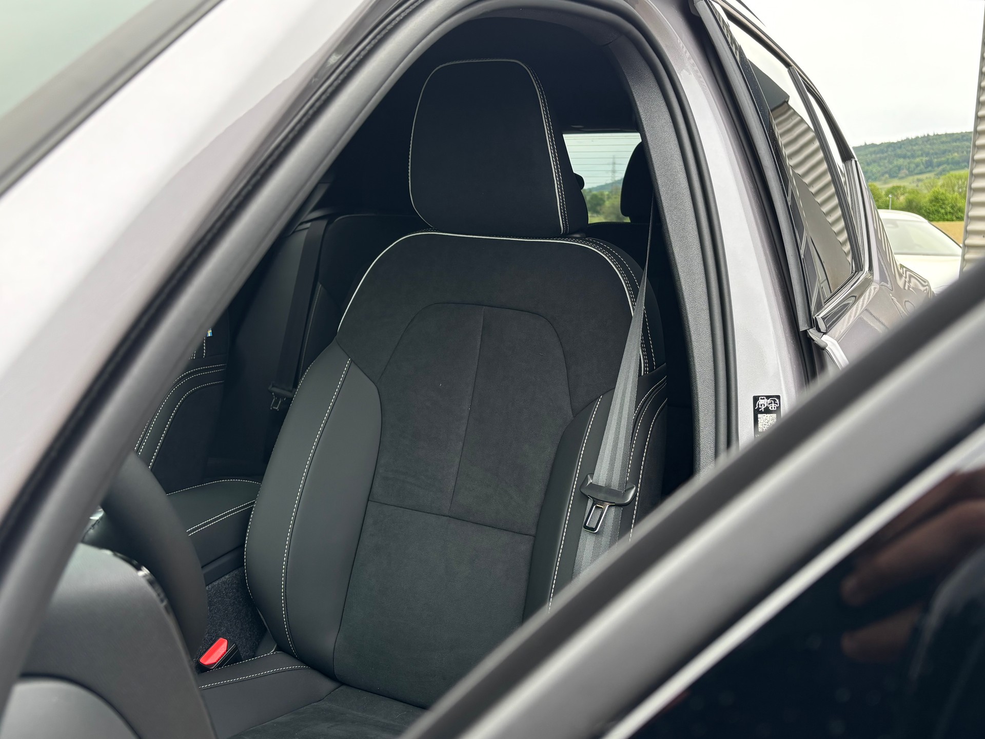 VOLVO XC40 2.0 B4 MH Plus Dark-showroom-element-3
