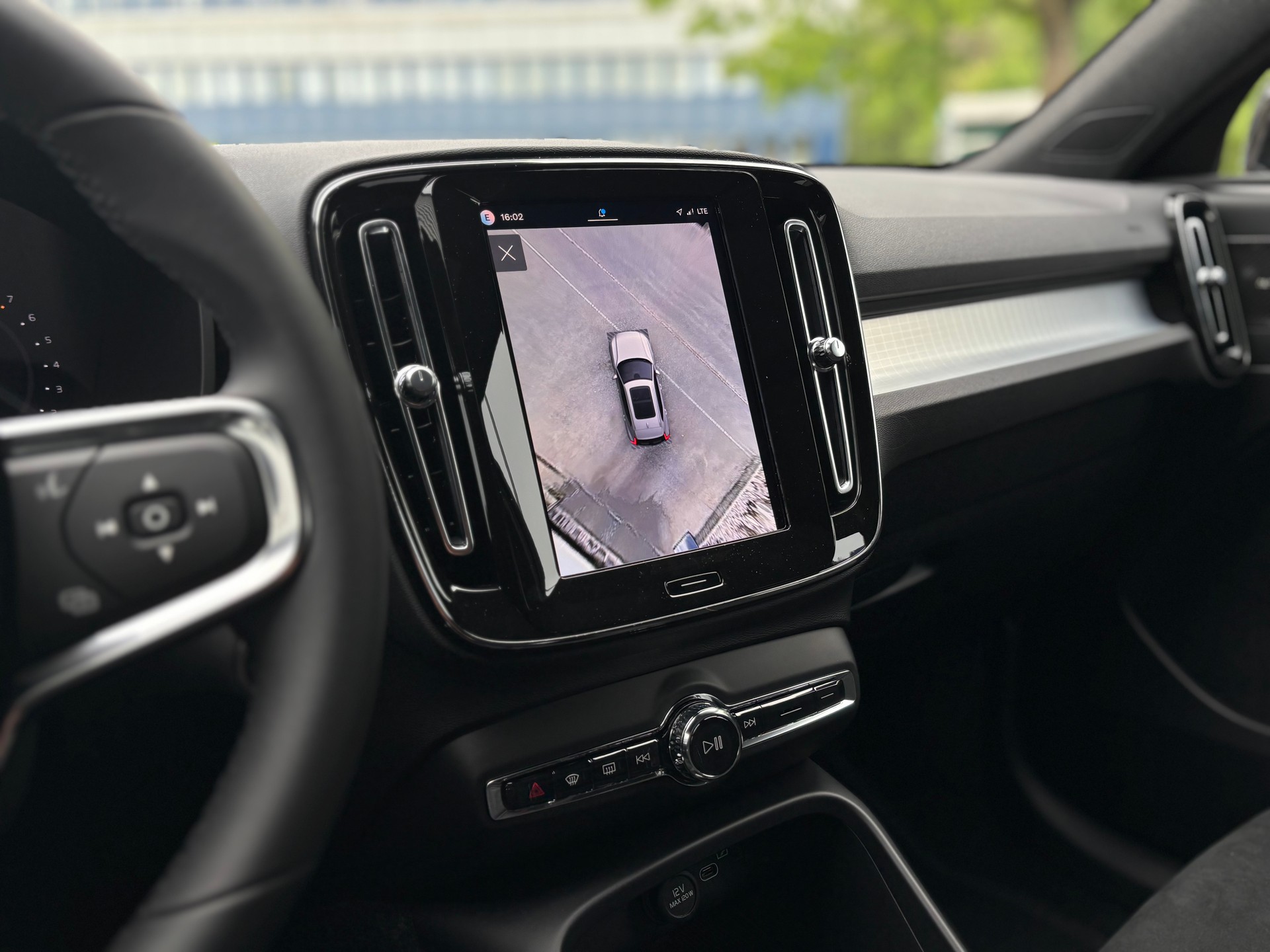 VOLVO XC40 2.0 B4 MH Plus Dark-image-12