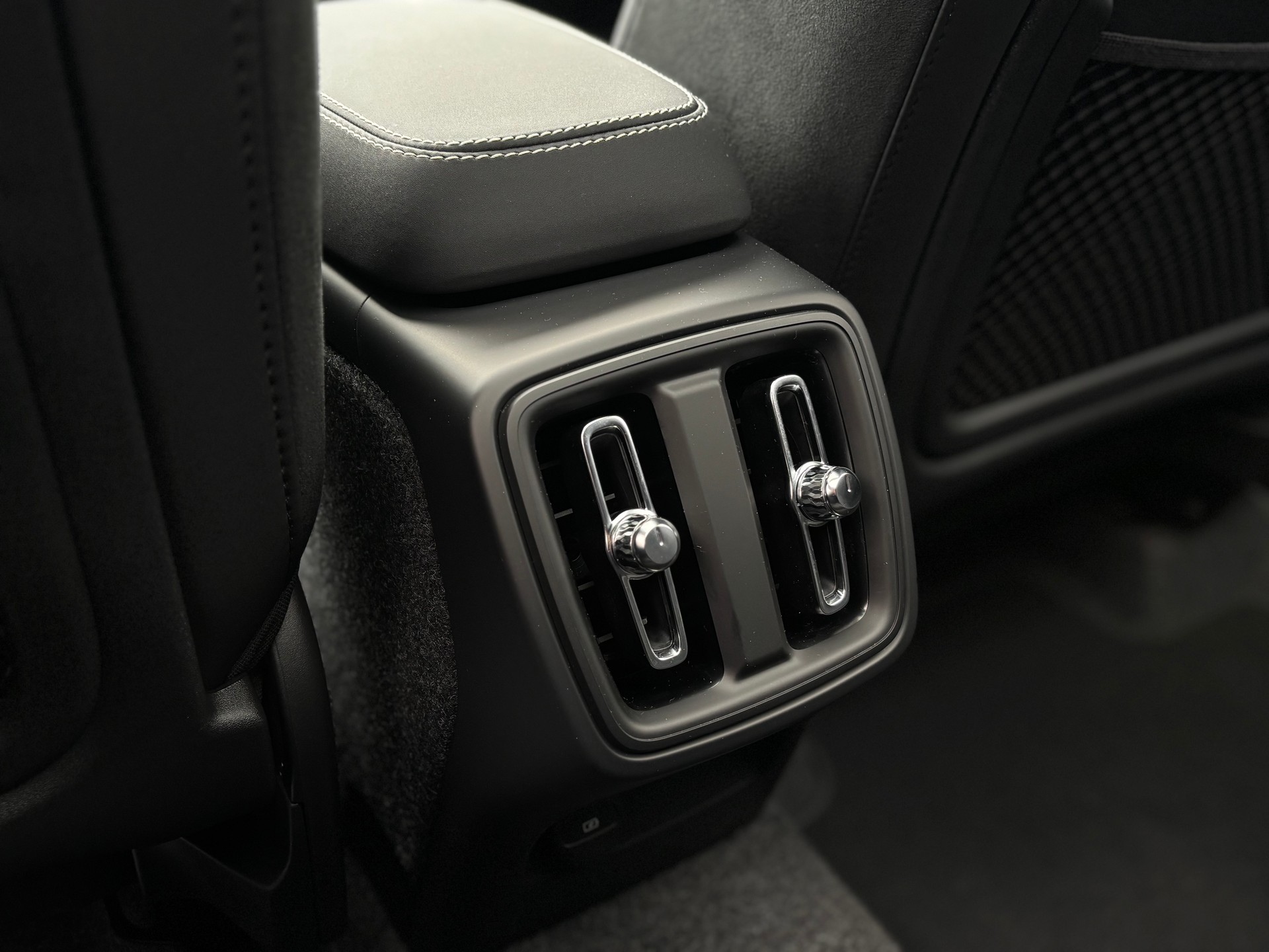 VOLVO XC40 2.0 B4 MH Plus Dark-image-16