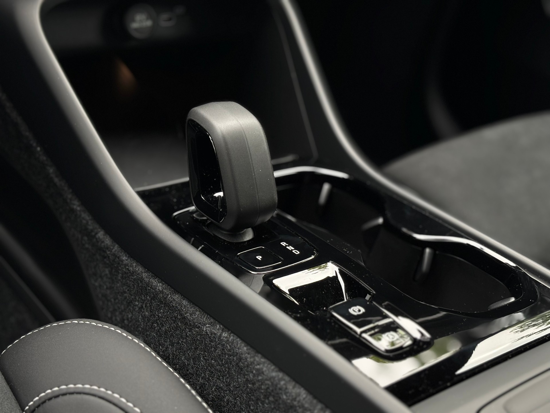 VOLVO XC40 2.0 B4 MH Plus Dark-image-14