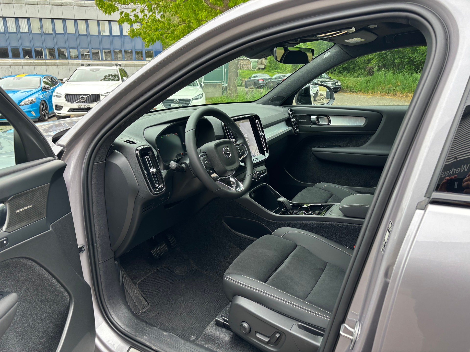 VOLVO XC40 2.0 B4 MH Plus Dark-showroom-element-2