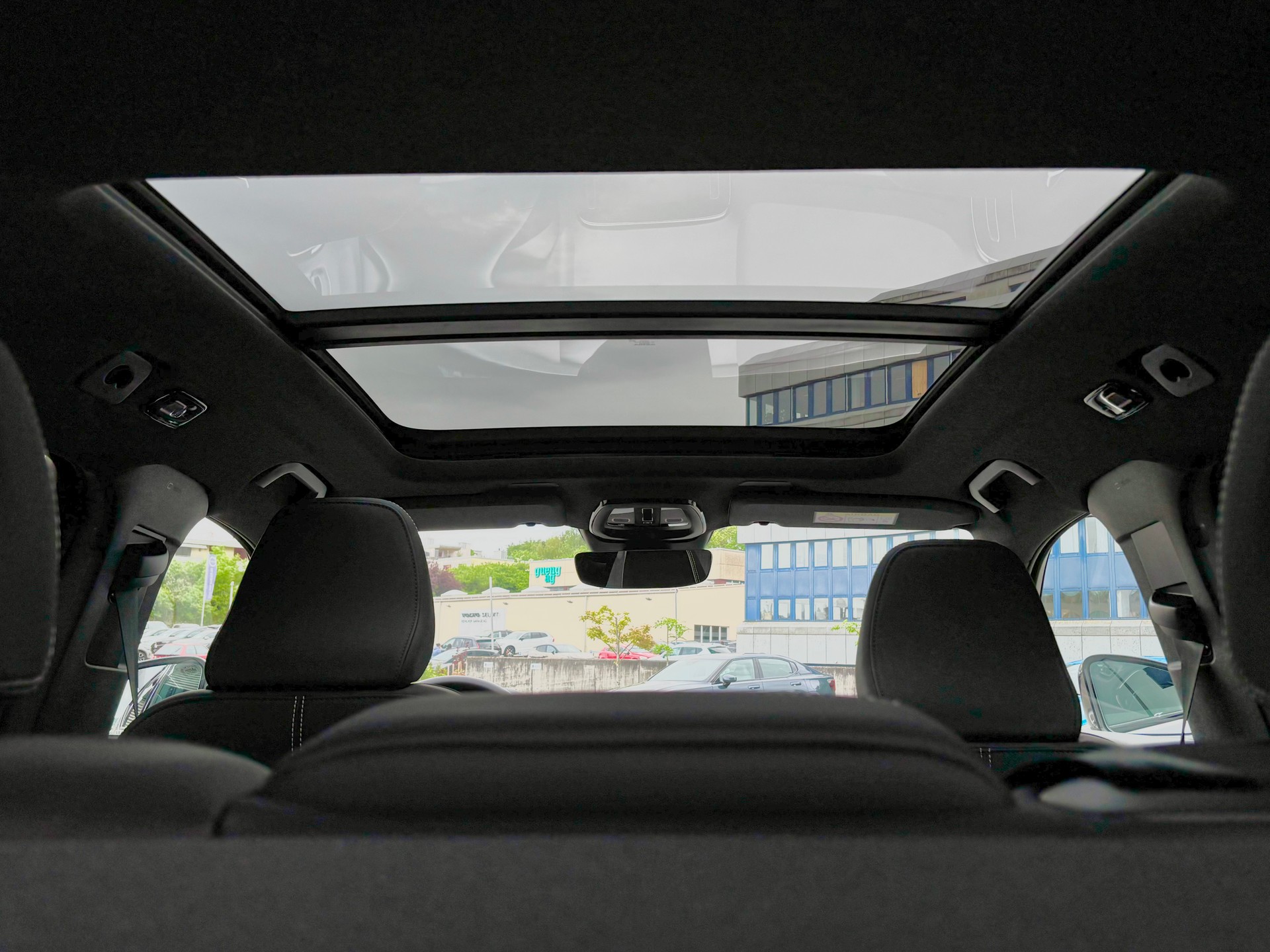 VOLVO XC40 2.0 B4 MH Plus Dark-image-9