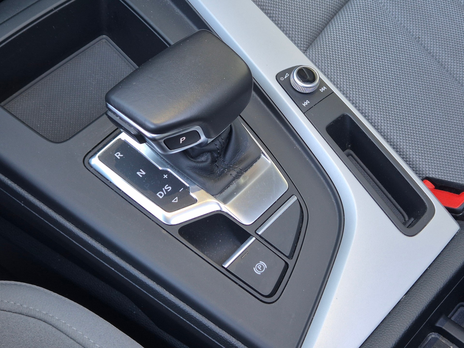 AUDI A4 Avant 40 TDI Attraction quattro S-tronic-image-27