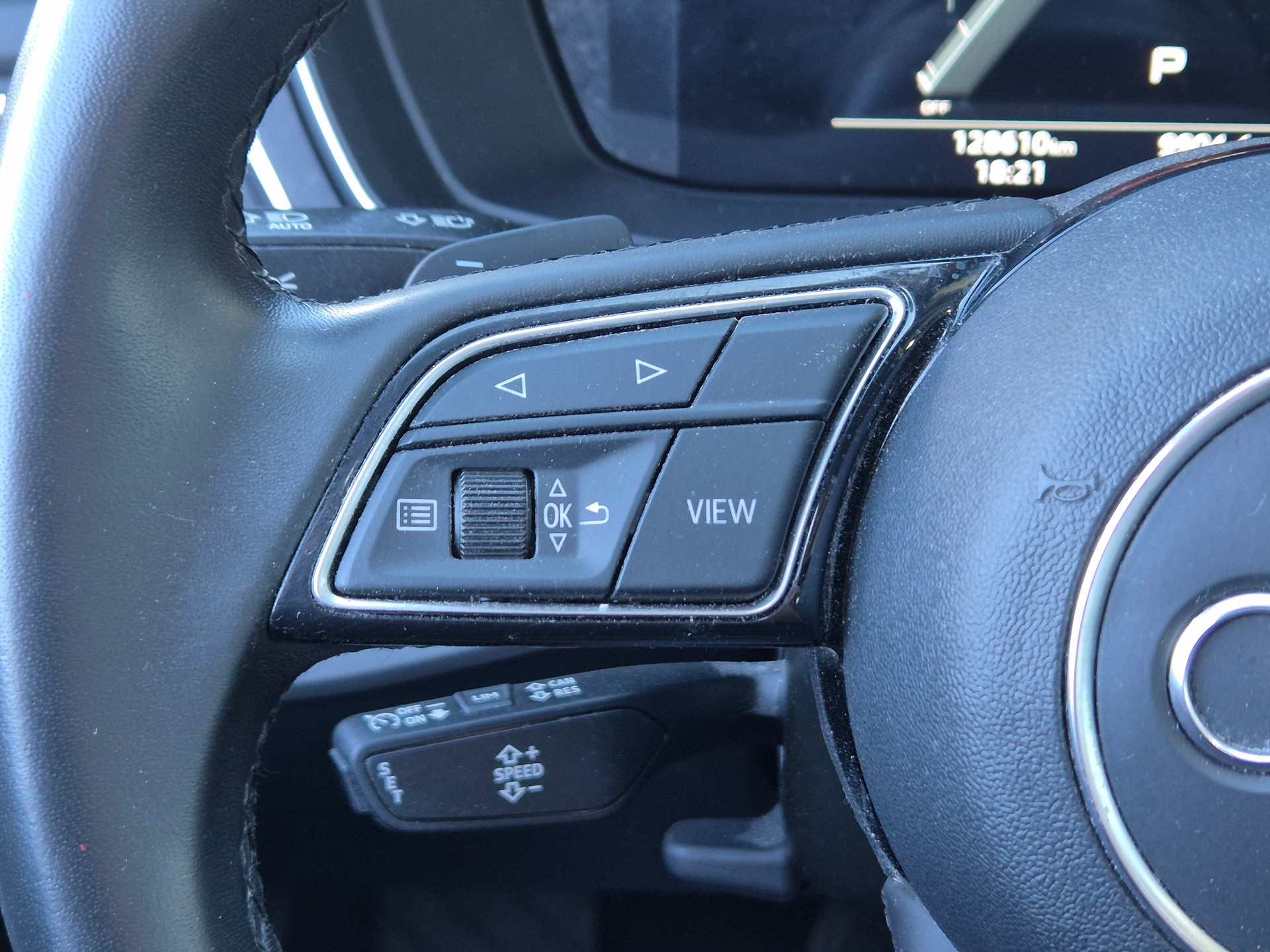 AUDI A4 Avant 40 TDI Attraction quattro S-tronic-image-28