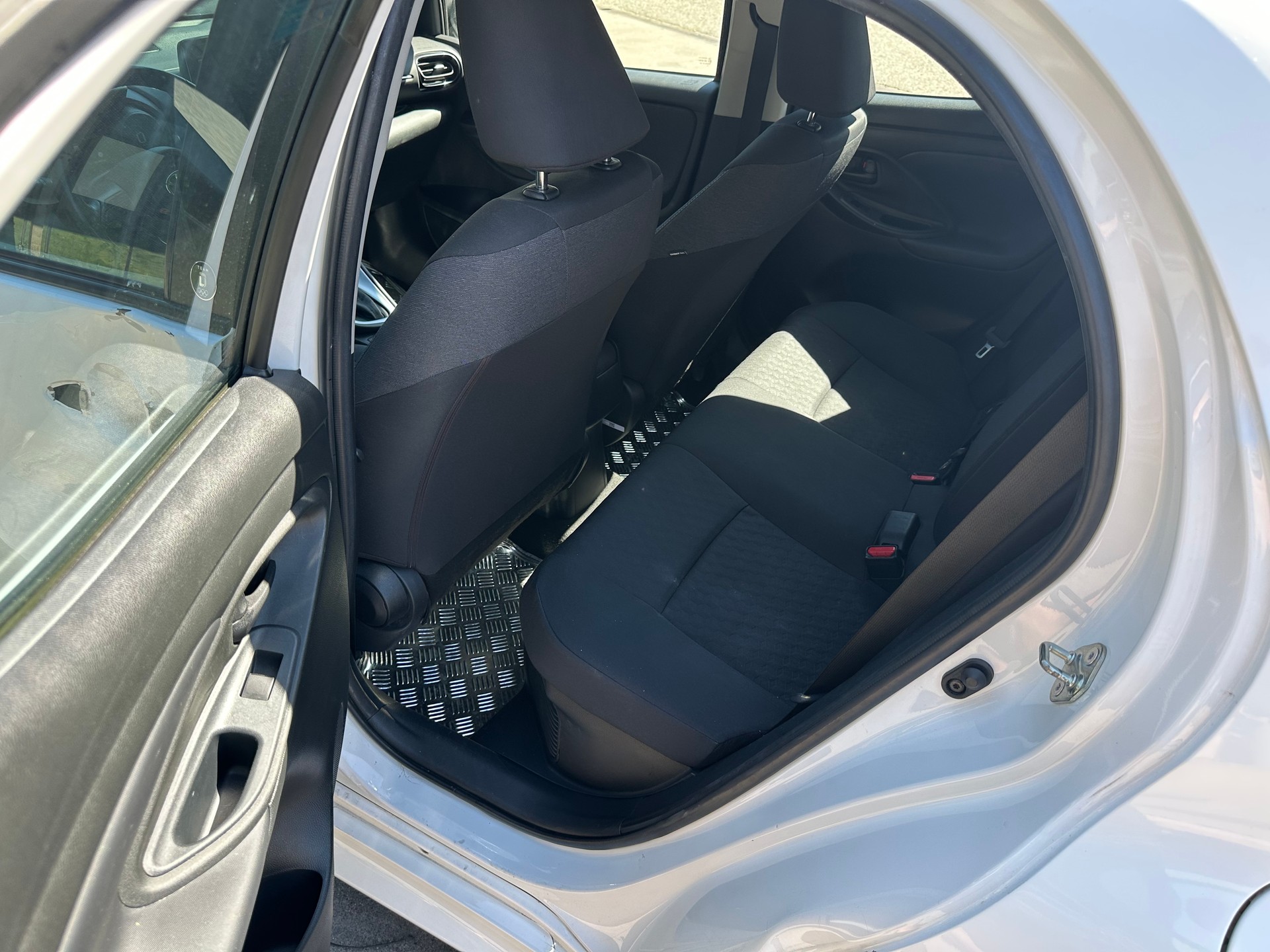 TOYOTA Yaris 1.5 Active e-CVT-image-10