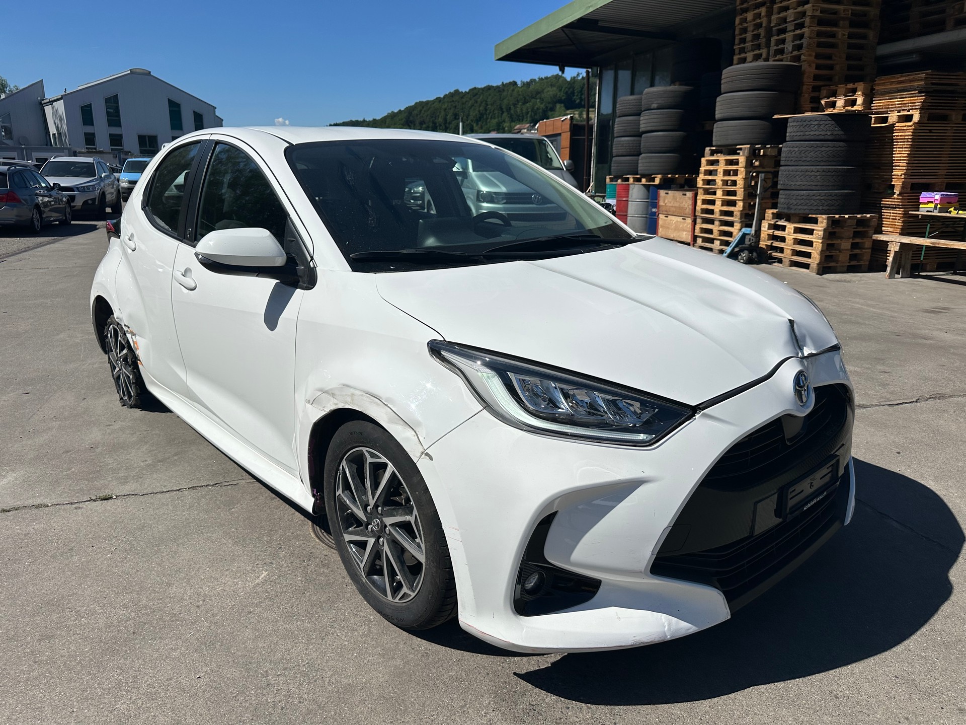 TOYOTA Yaris 1.5 Active e-CVT-image-1