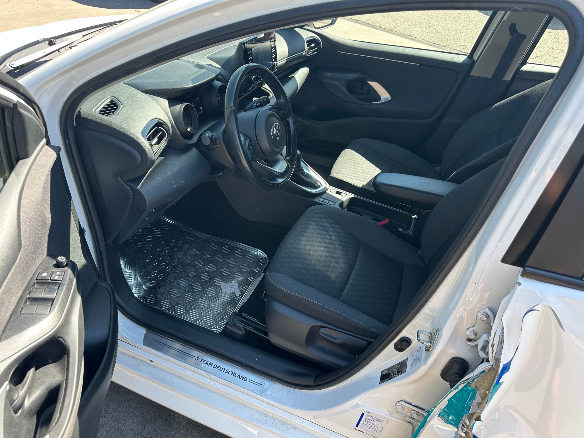 TOYOTA Yaris 1.5 Active e-CVT-image-9