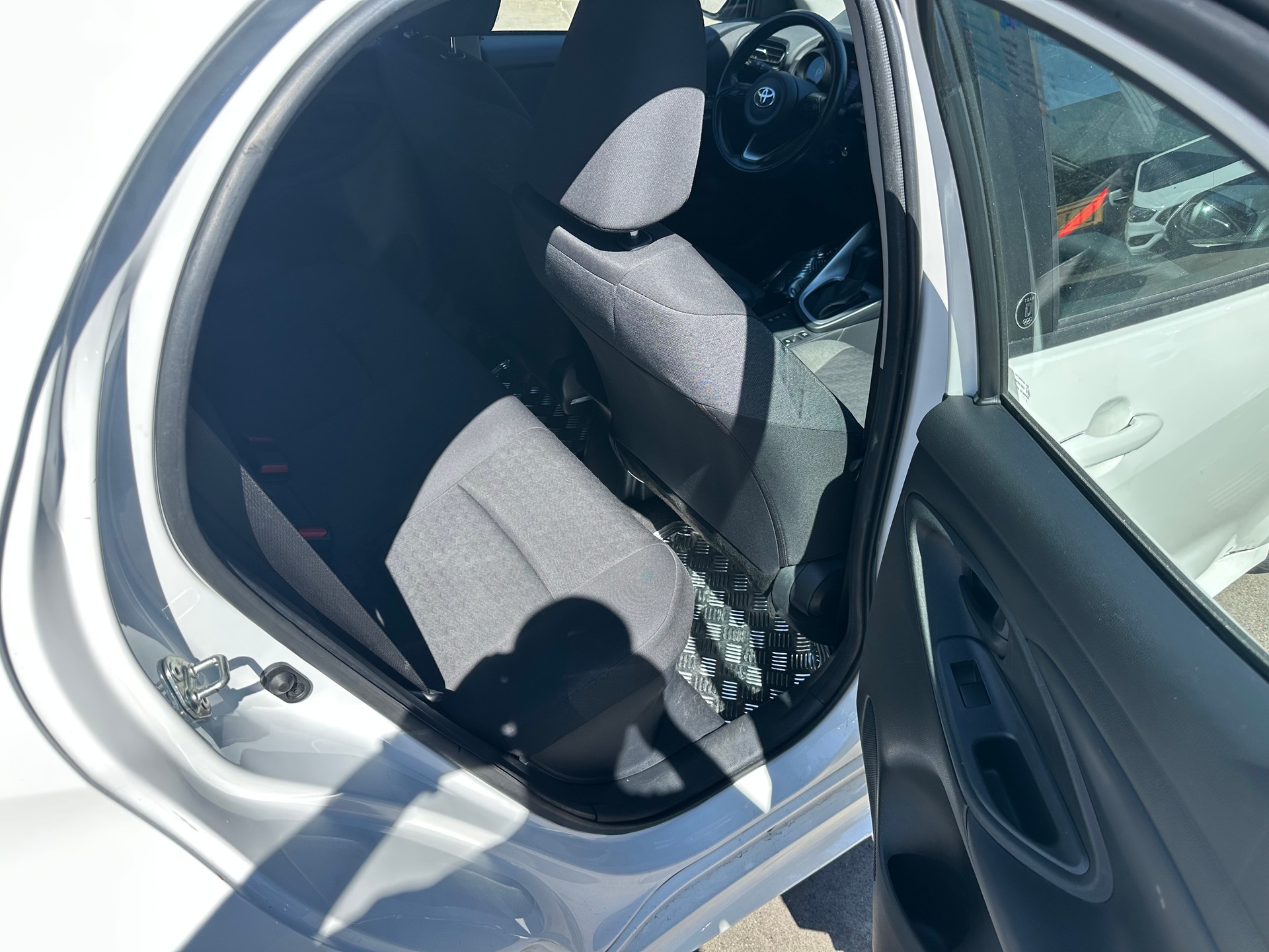 TOYOTA Yaris 1.5 Active e-CVT-image-8