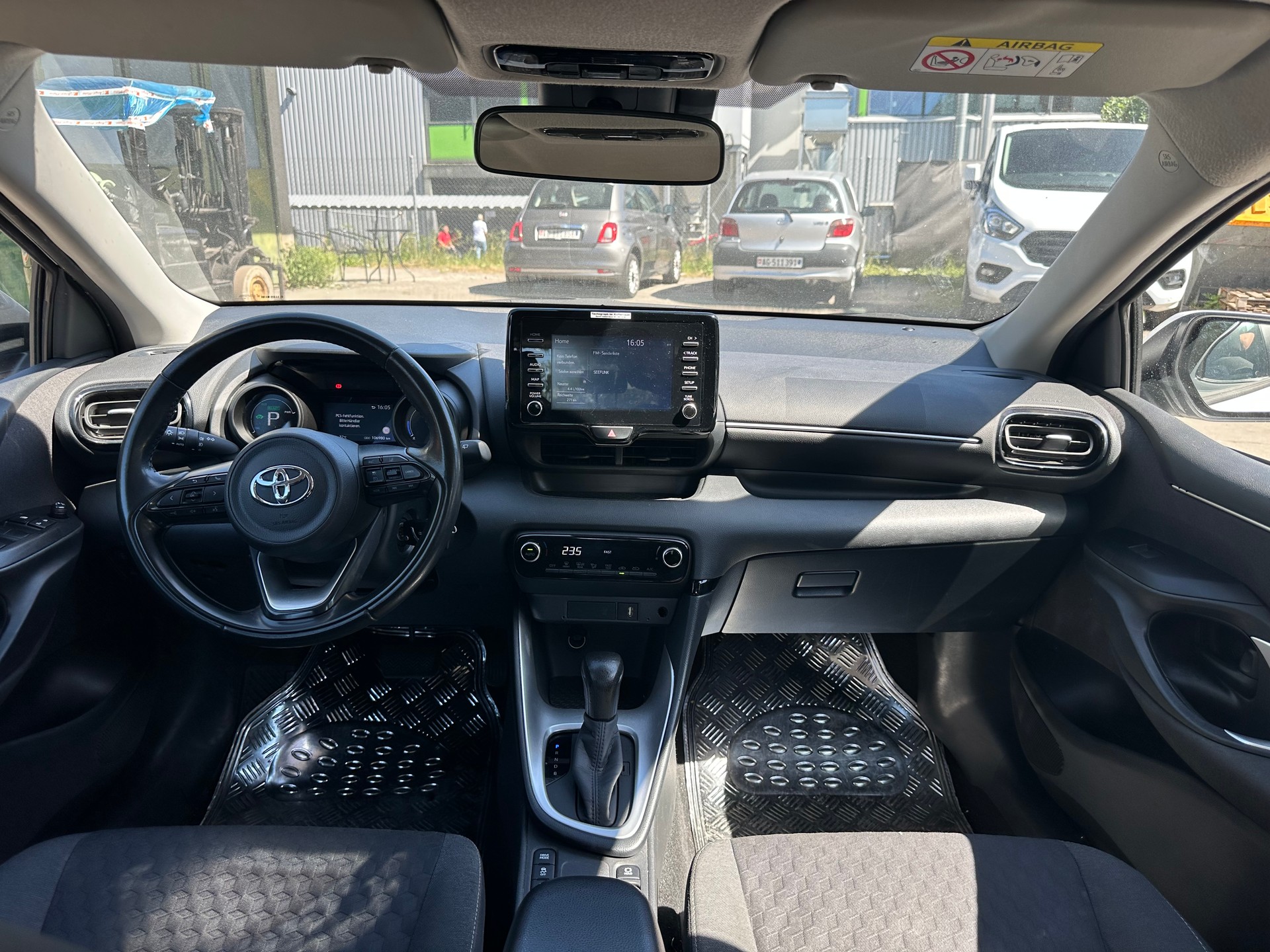 TOYOTA Yaris 1.5 Active e-CVT-image-11