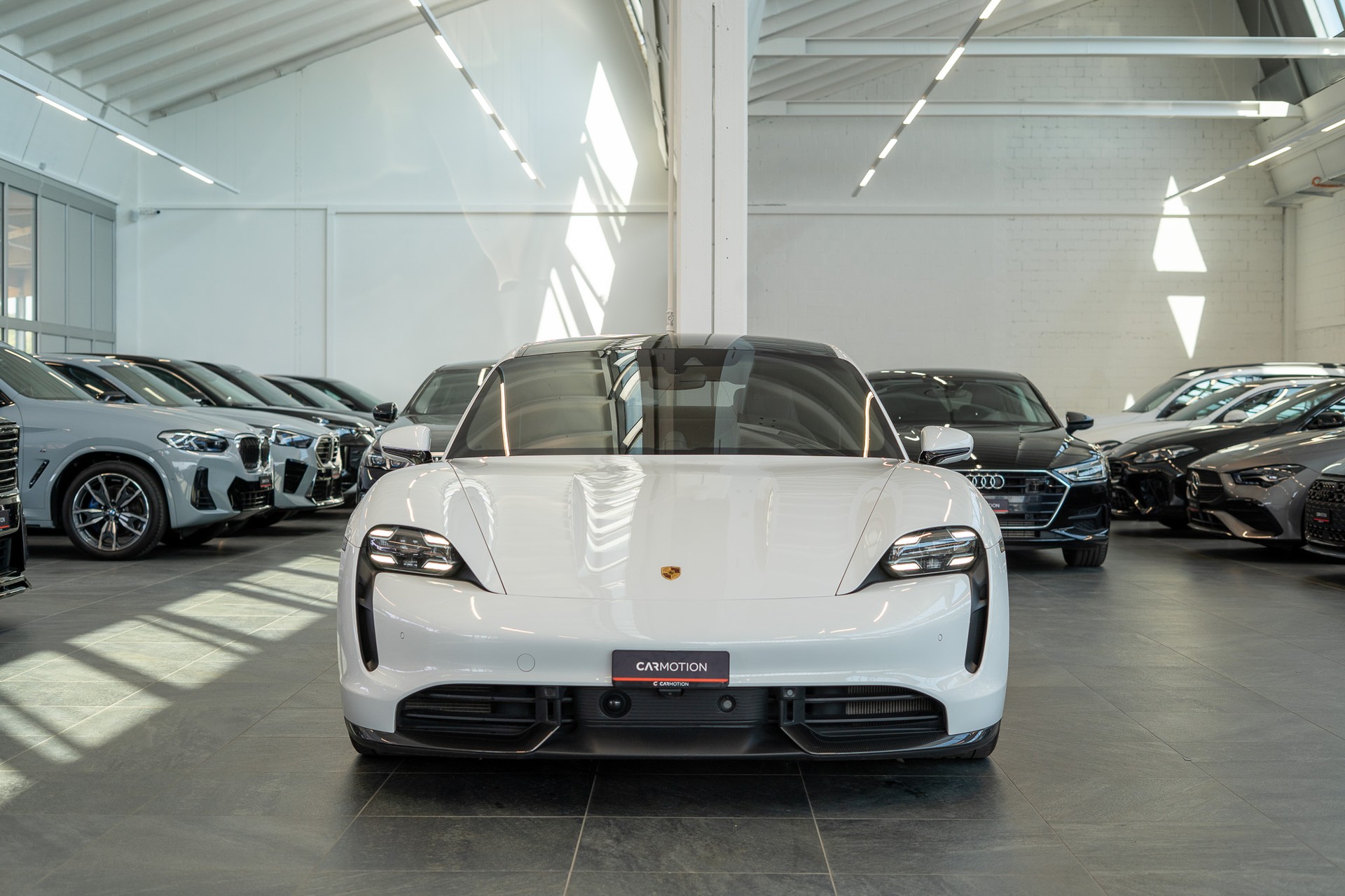 PORSCHE Taycan Turbo S / CH-Fahrzeug / Keramik Brems-Anlage / Panorama / Alcantara Lenkrad / Sport Chrono-showroom-element-1