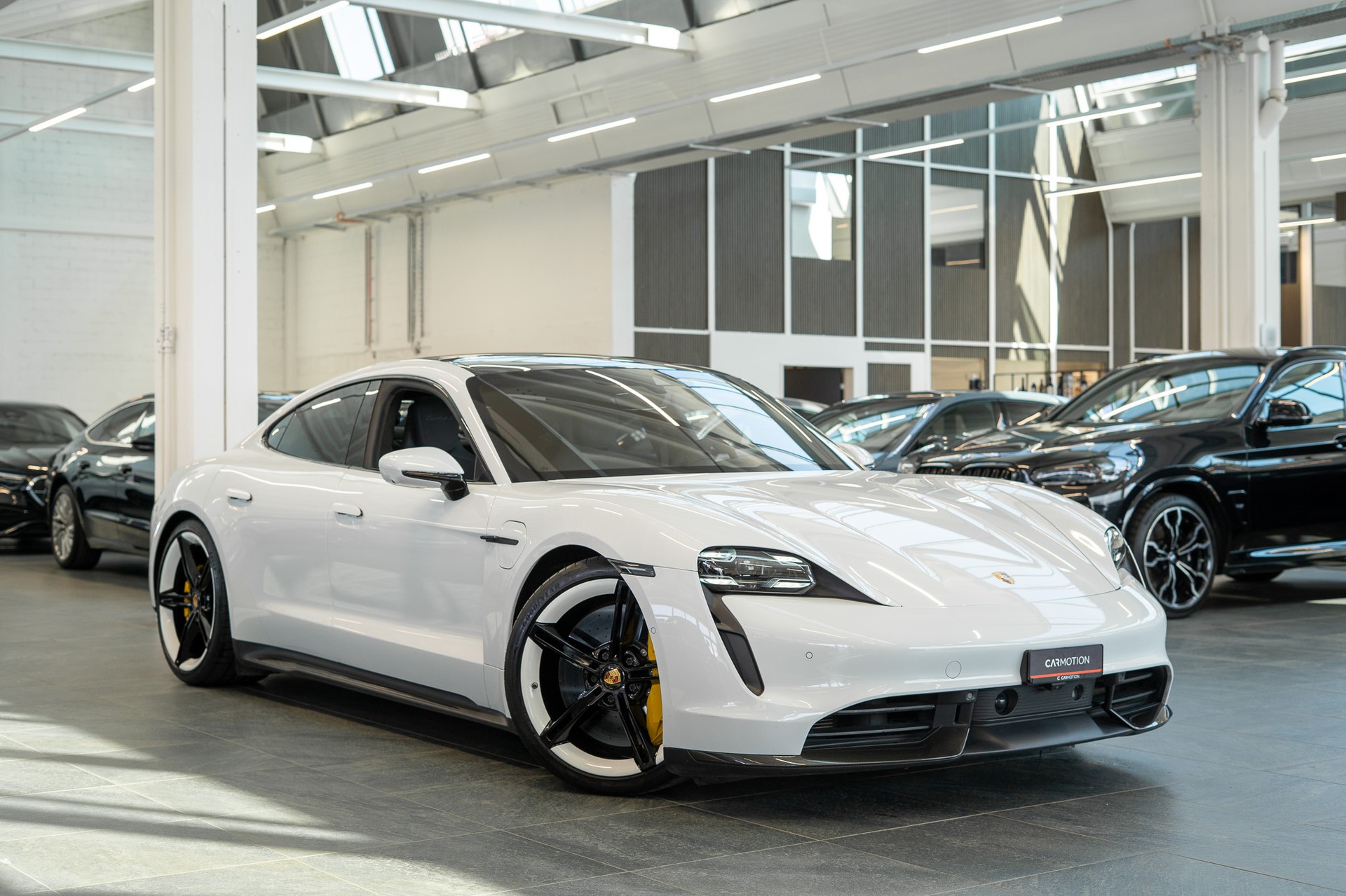 PORSCHE Taycan Turbo S / CH-Fahrzeug / Keramik Brems-Anlage / Panorama / Alcantara Lenkrad / Sport Chrono-showroom-element-3