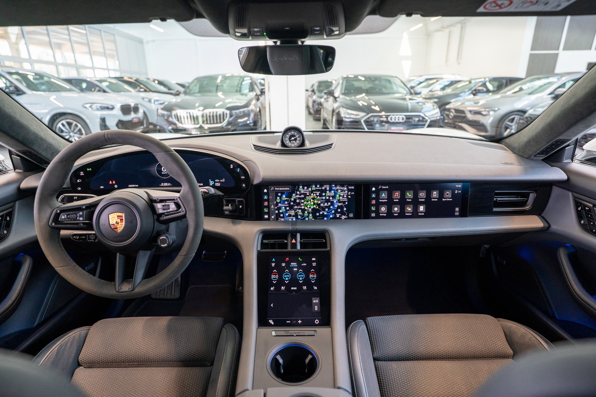 PORSCHE Taycan Turbo S / CH-Fahrzeug / Keramik Brems-Anlage / Panorama / Alcantara Lenkrad / Sport Chrono-image-18