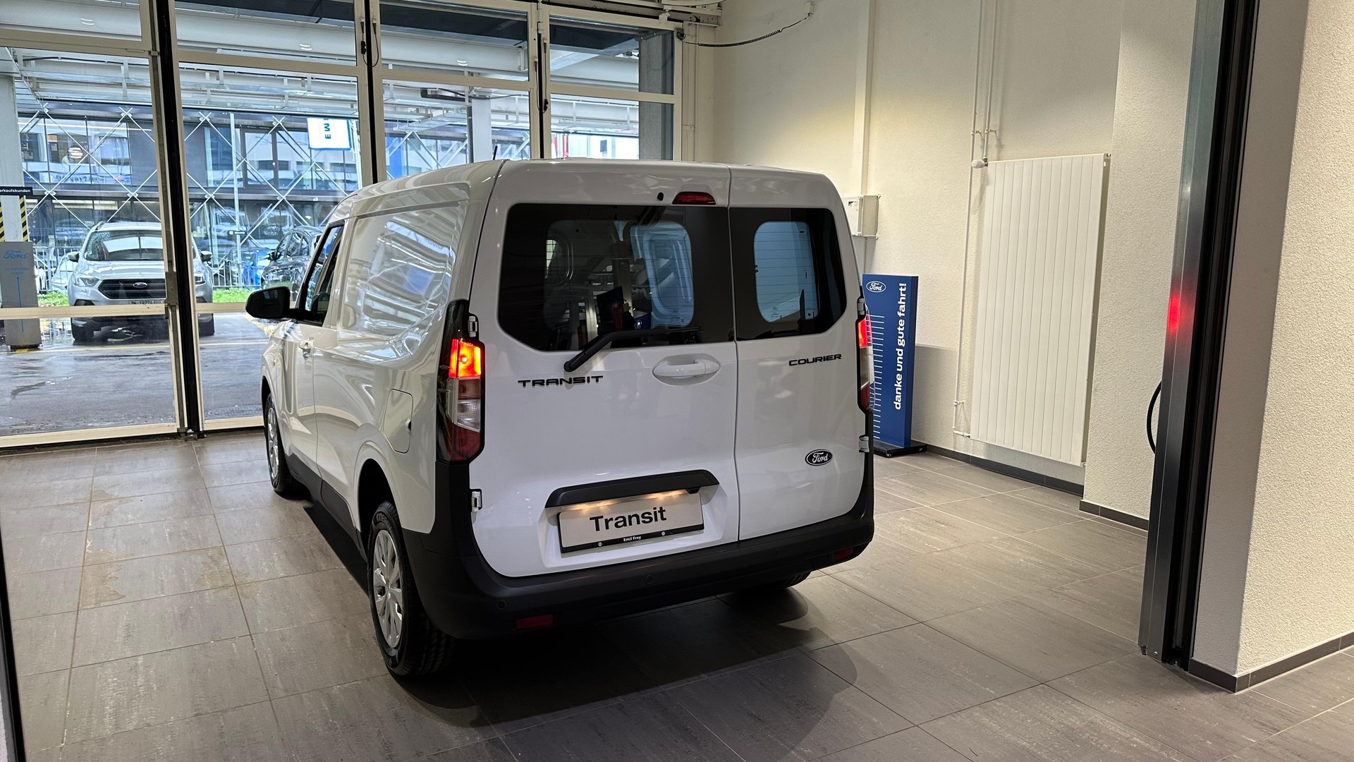 FORD Transit Courier Van 1.0 EcoBoost Trend-image-4