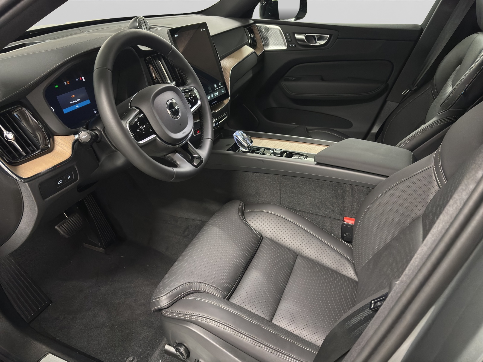 VOLVO XC60 2.0 T8 TE Ultra Dark eAWD-showroom-element-3