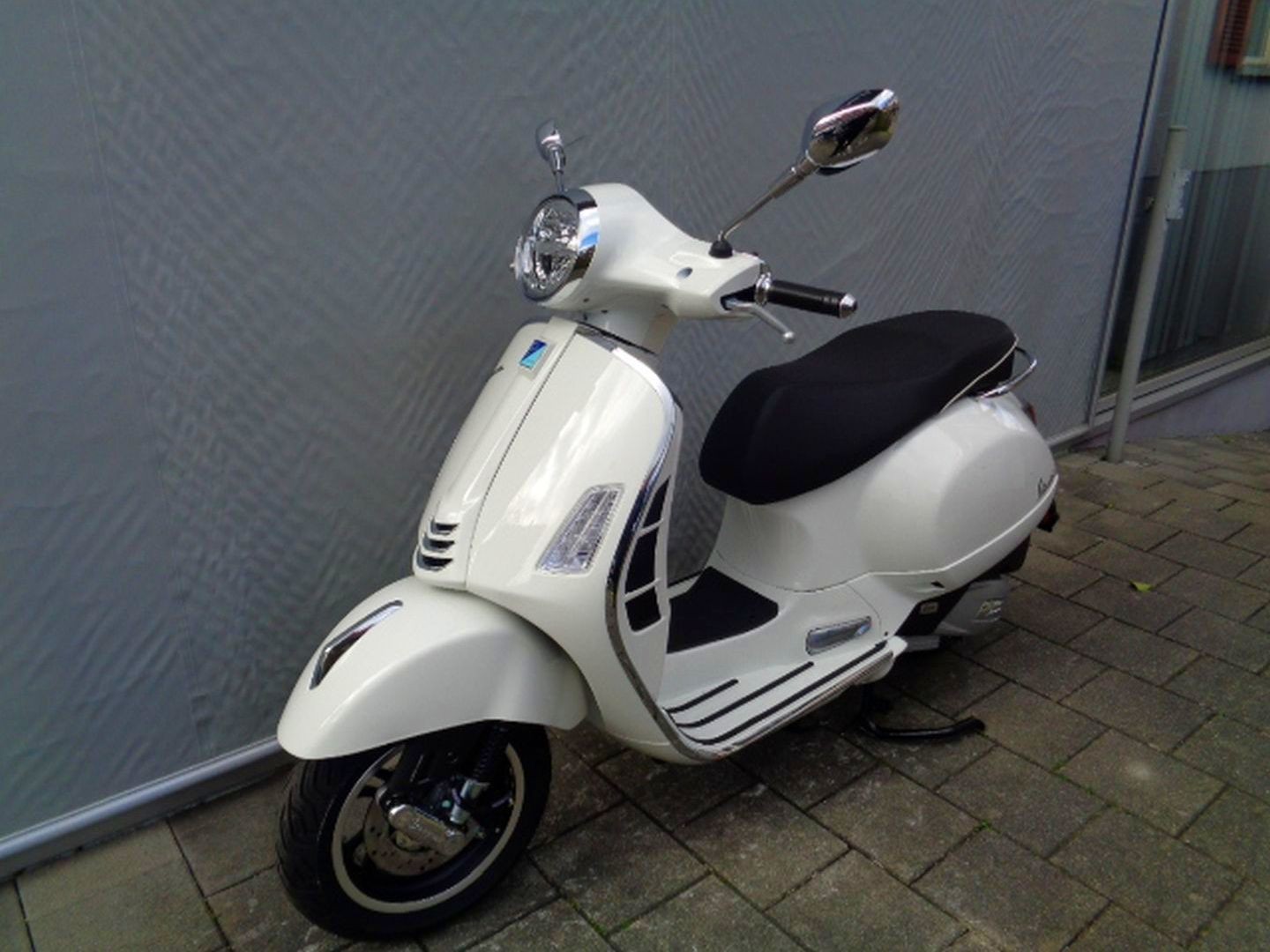 PIAGGIO VESPA GTS 125 RST-image-1