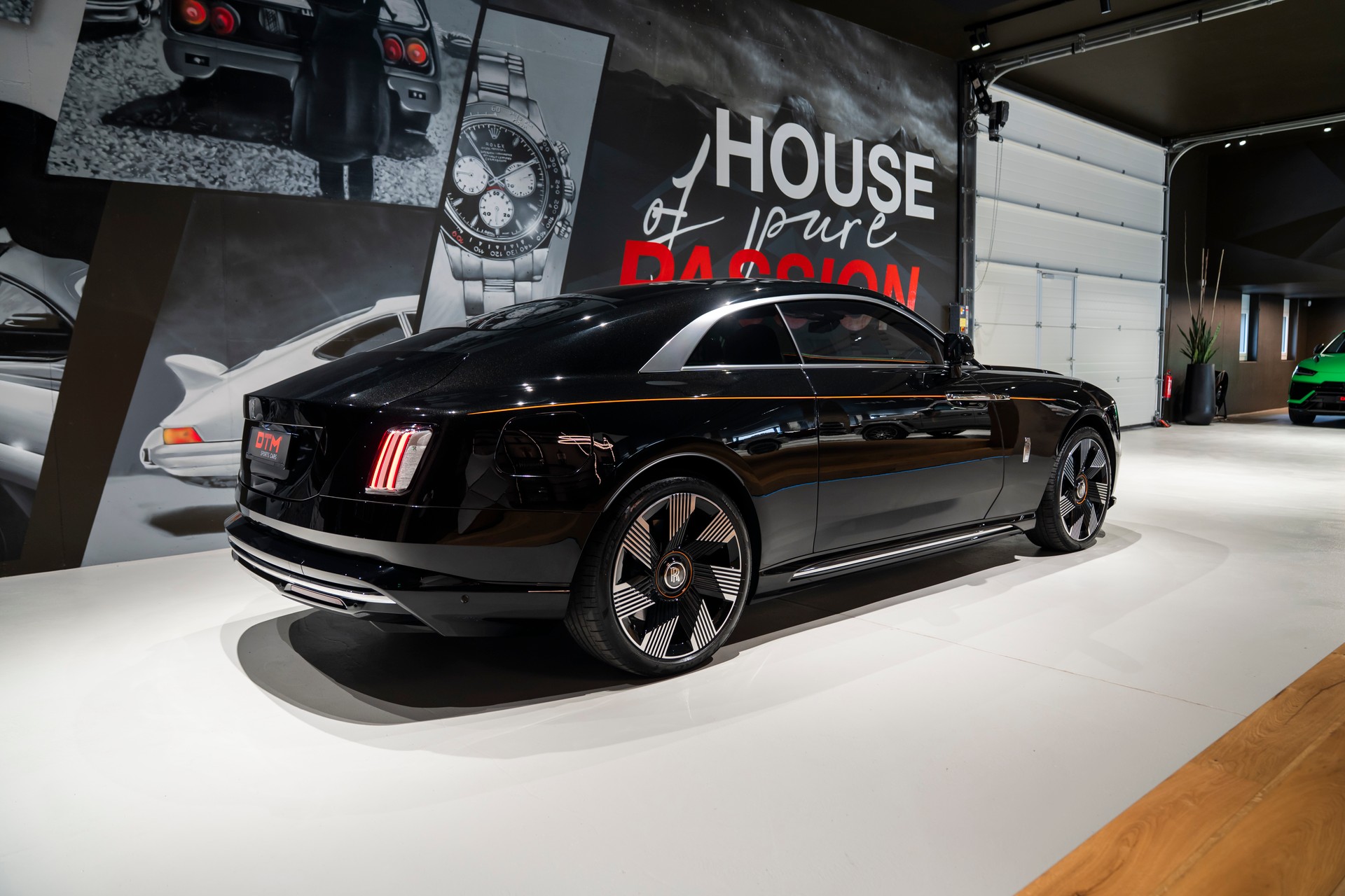 ROLLS-ROYCE Spectre-showroom-element-3