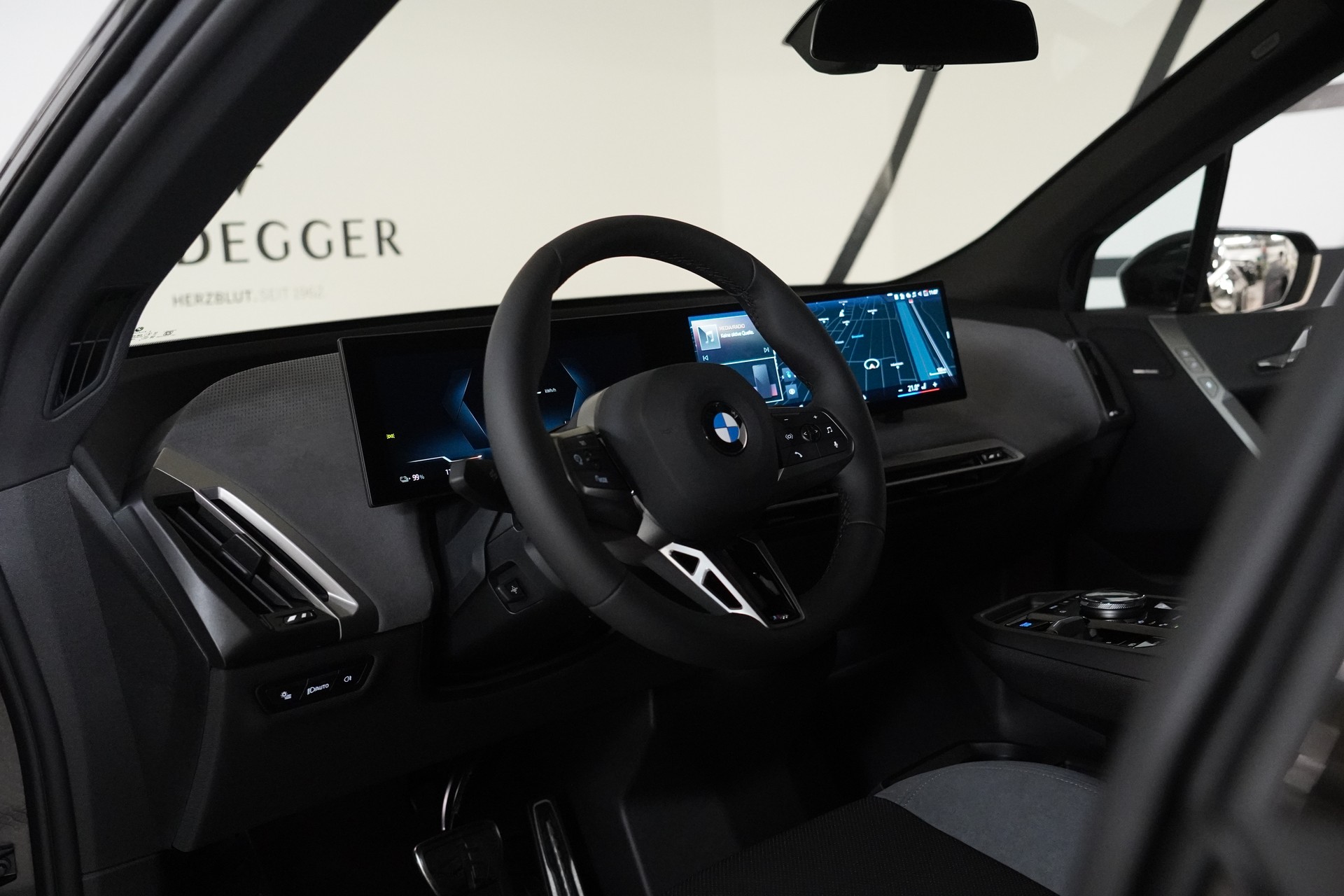 BMW iX xDrive60 M Sport-image-24