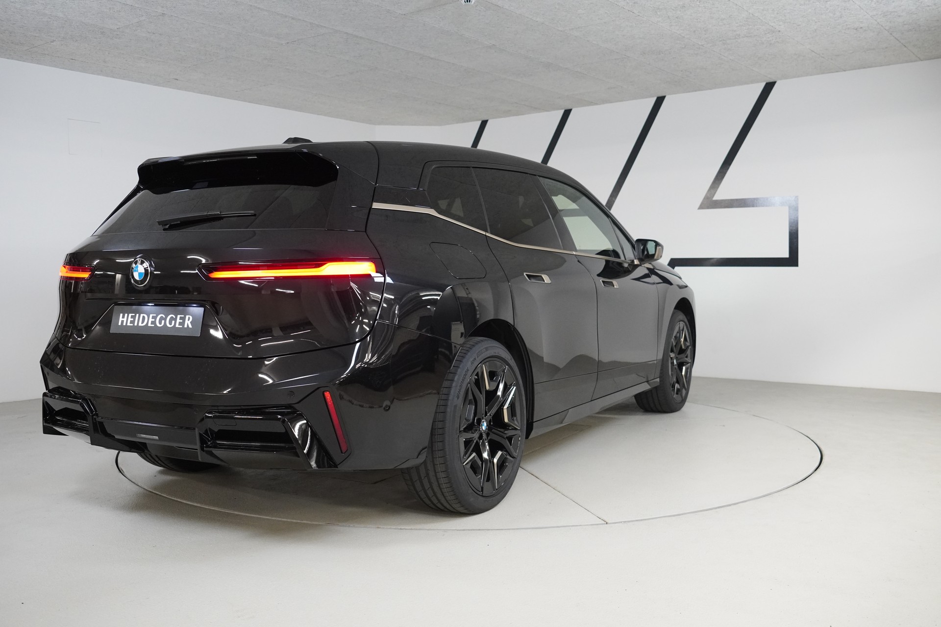 BMW iX xDrive60 M Sport-image-6