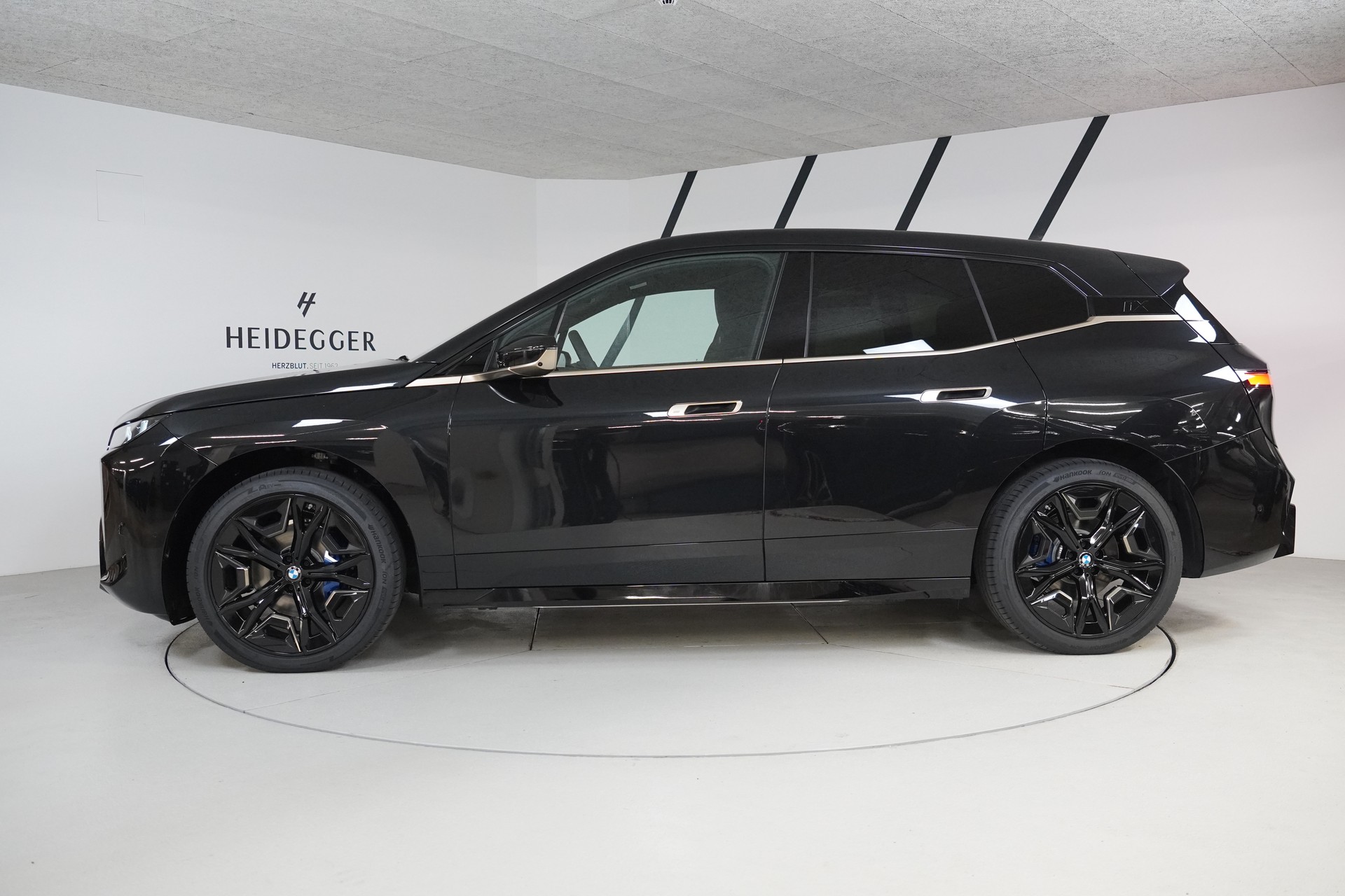 BMW iX xDrive60 M Sport-showroom-element-3