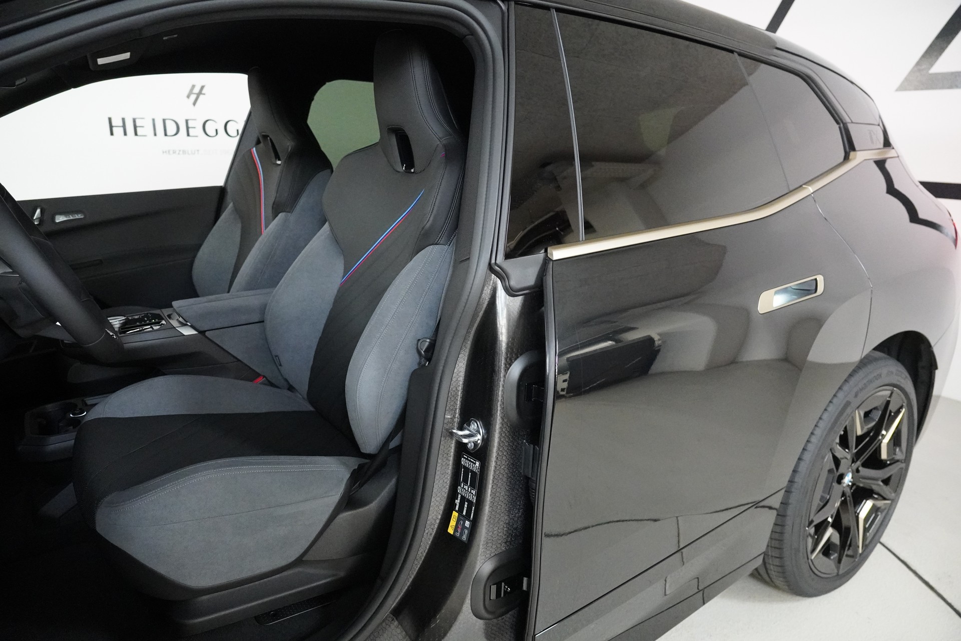 BMW iX xDrive60 M Sport-image-11