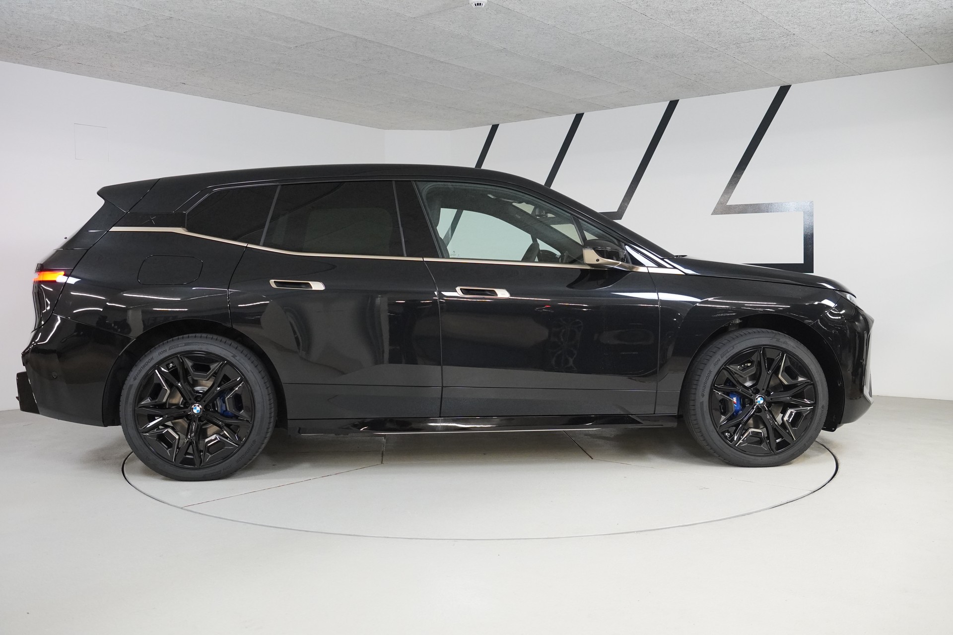 BMW iX xDrive60 M Sport-image-7