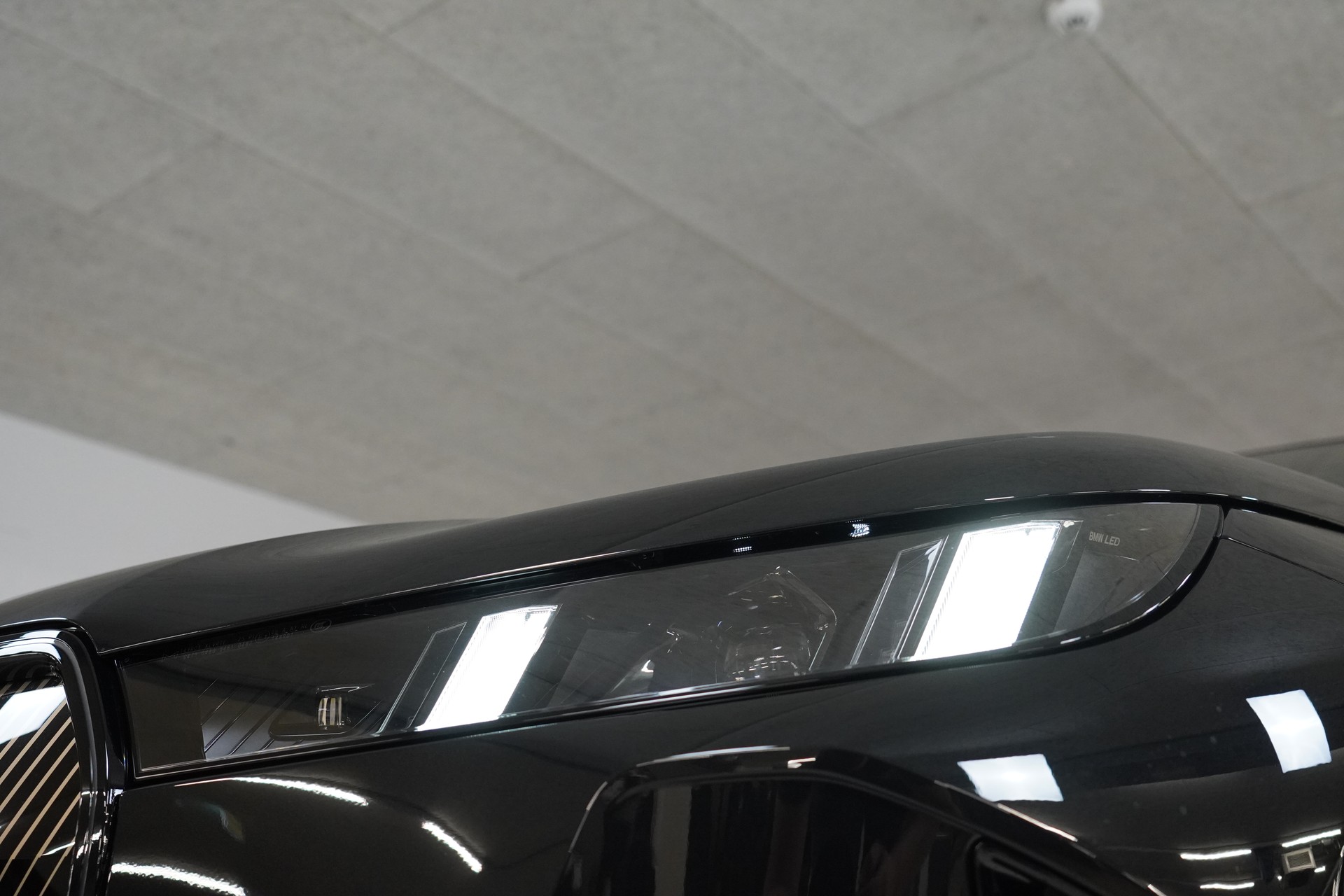 BMW iX xDrive60 M Sport-image-8