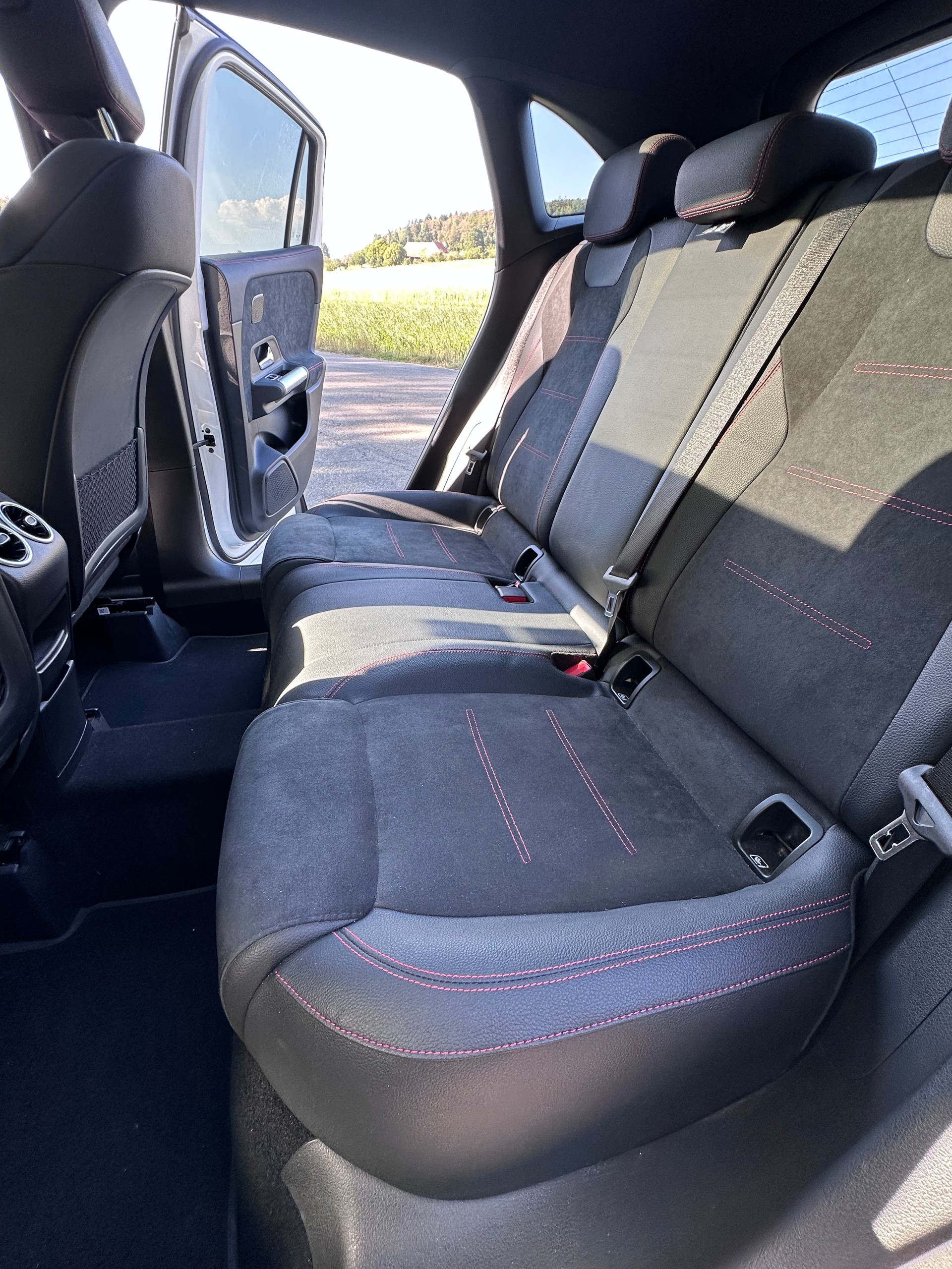 MERCEDES-BENZ GLA 250 AMG Line 4matic-image-3