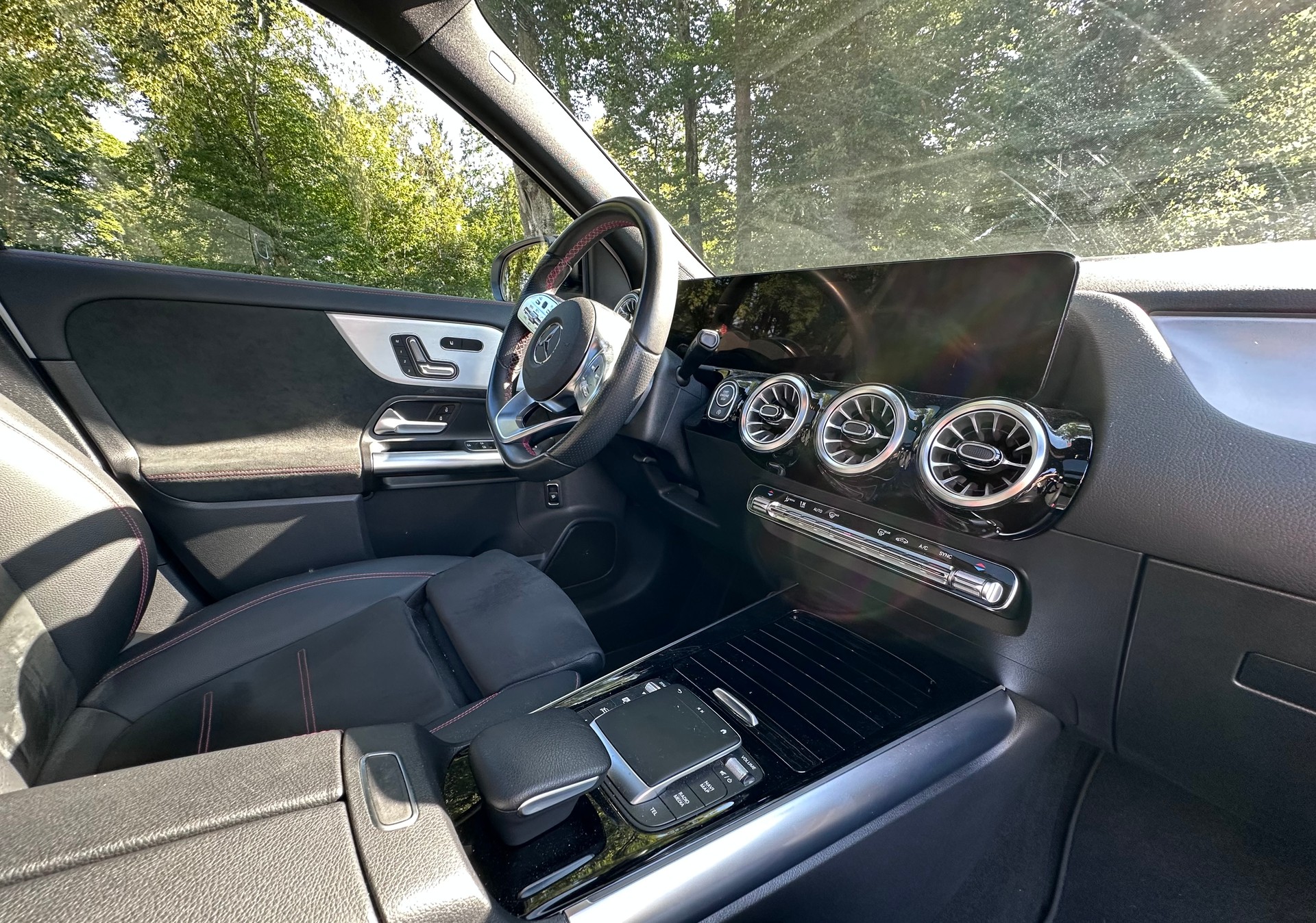 MERCEDES-BENZ GLA 250 AMG Line 4matic-image-4