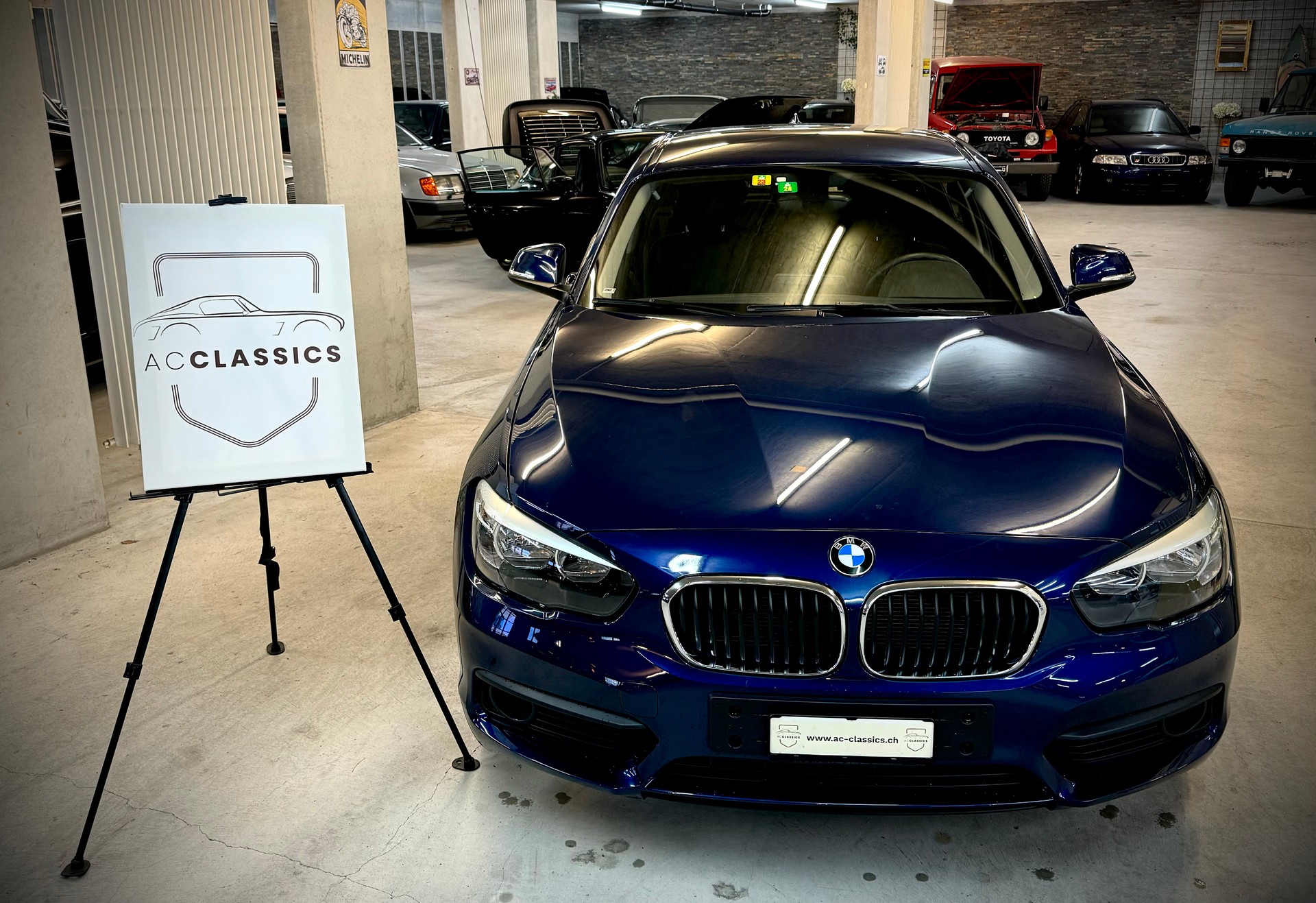 BMW 116d-showroom-element-1