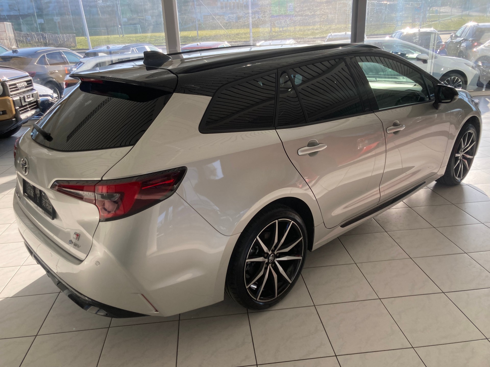 TOYOTA Corolla Touring Sports 2.0 HSD GR Sport e-CVT-image-4