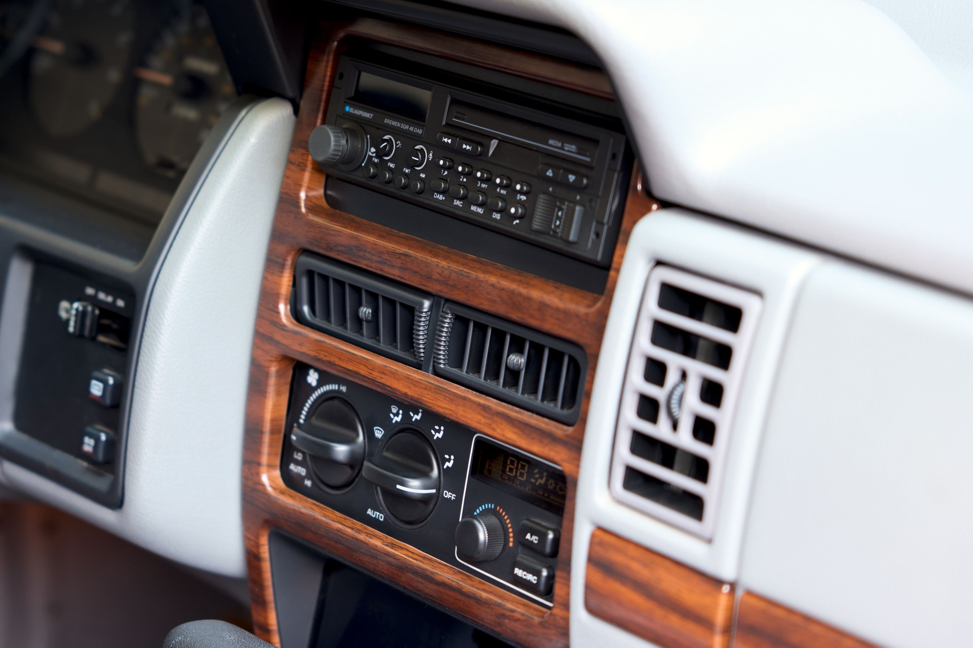 JEEP Grand Cherokee 5.2 Limited Automatic-image-4
