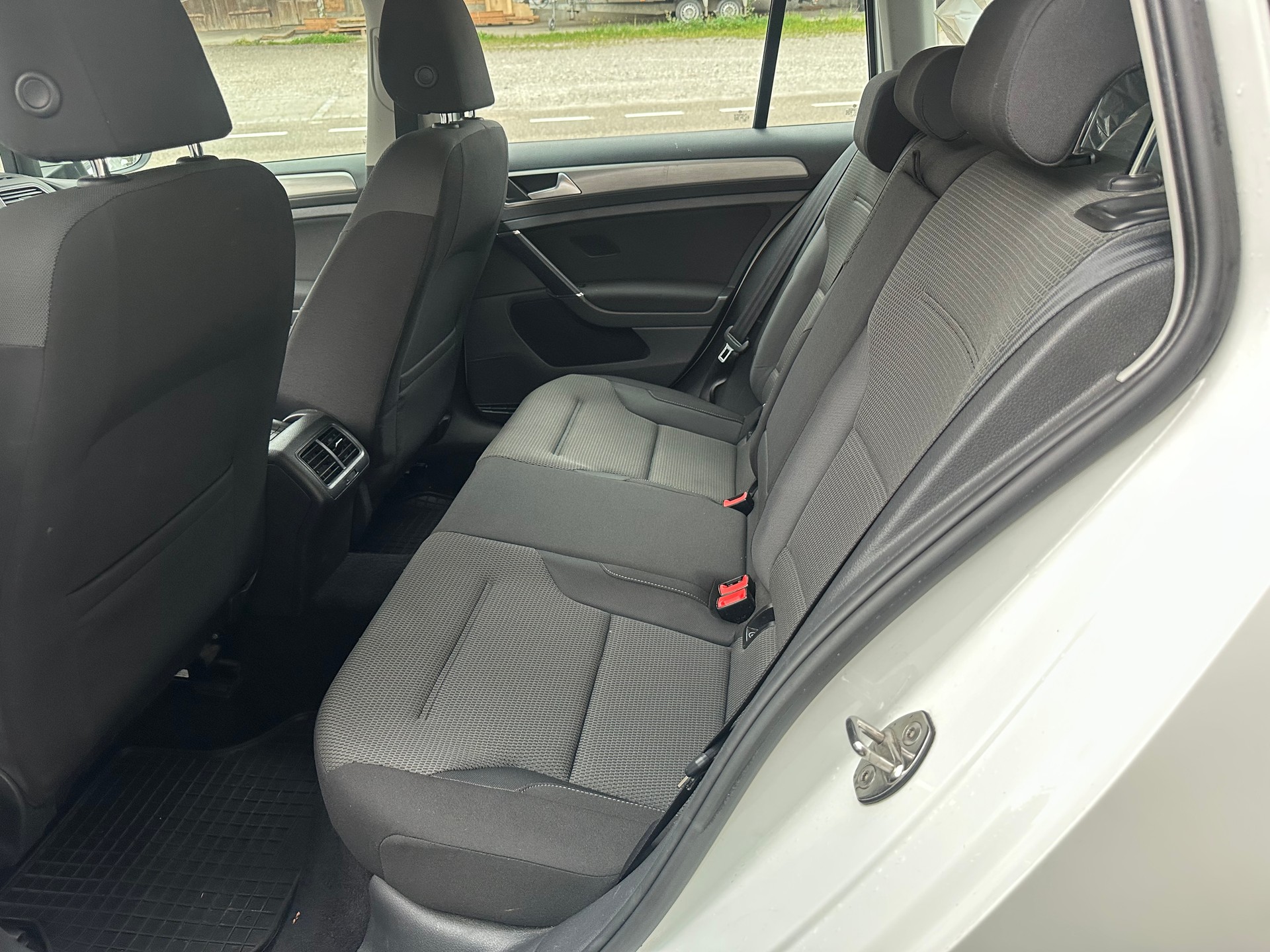 VW Golf Variant 1.4 TSI 65th Edition-image-13