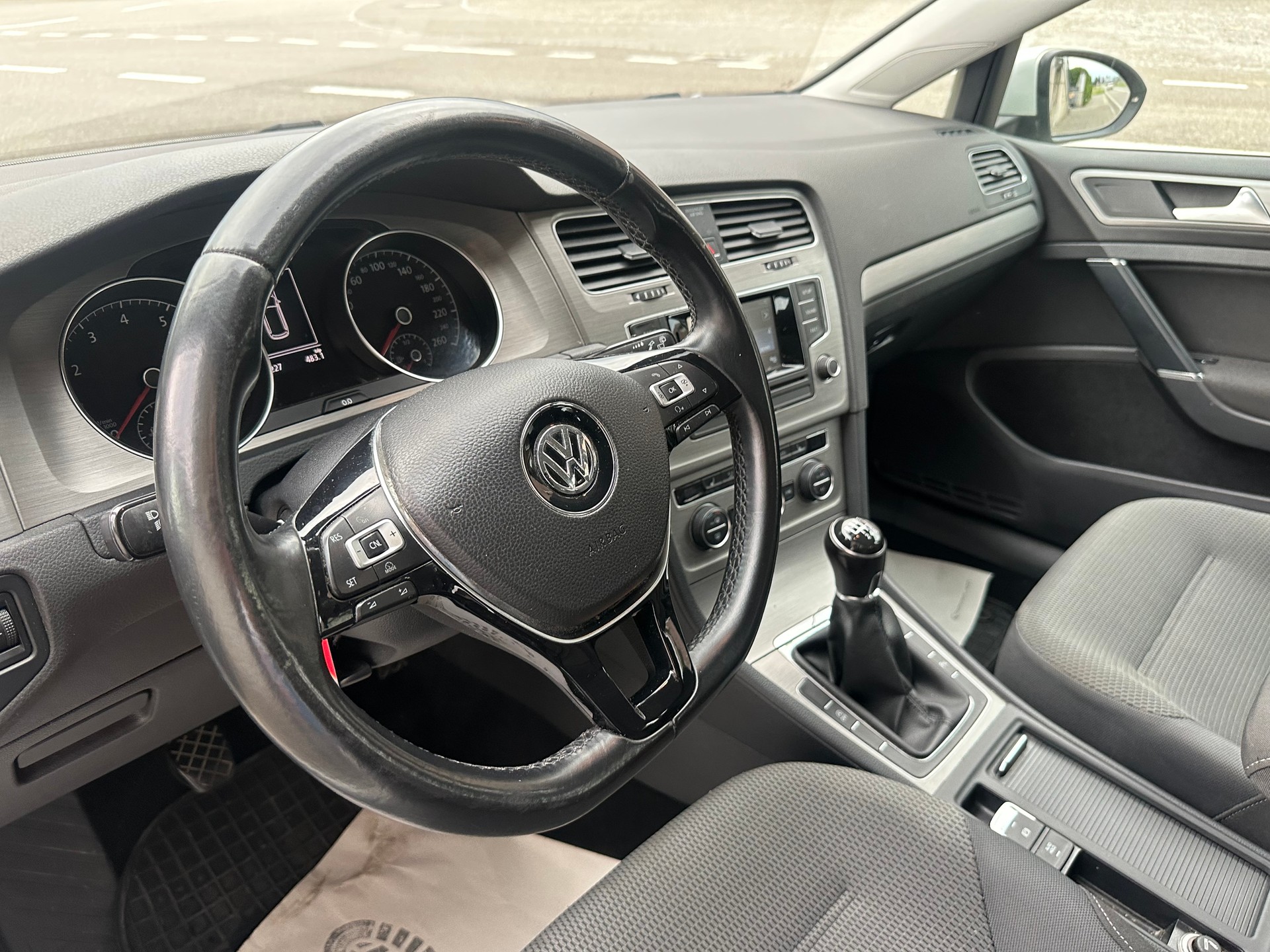 VW Golf Variant 1.4 TSI 65th Edition-image-11