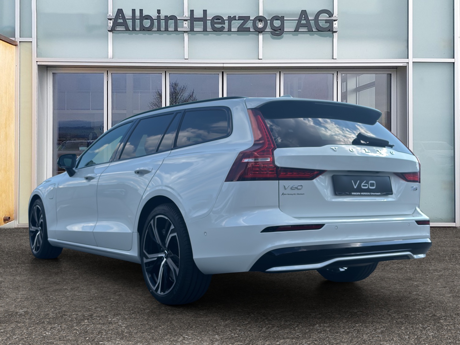 VOLVO V60 2.0 T6 TE Ultra Dark eAWD-showroom-element-2