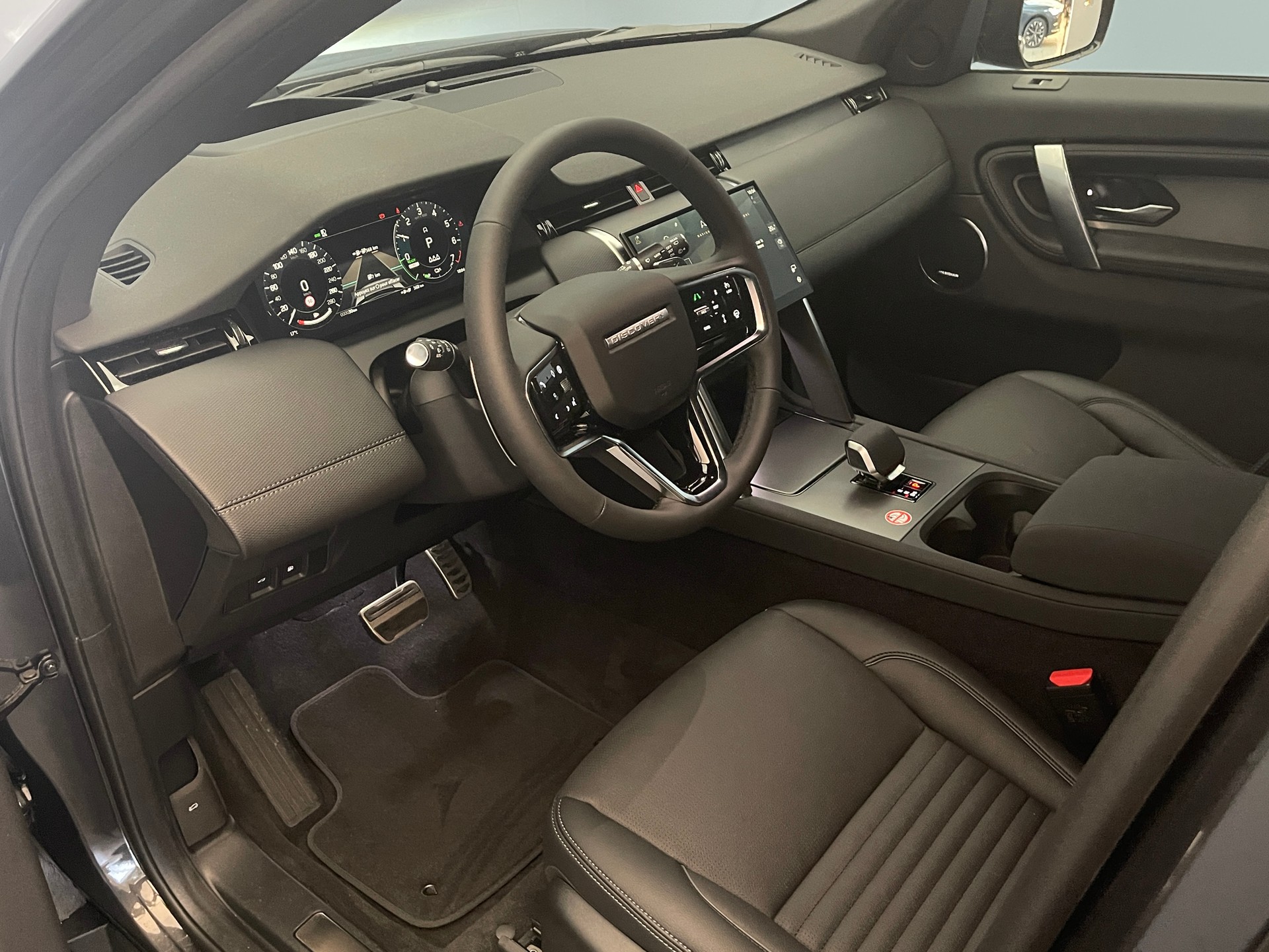 LAND ROVER Discovery Sport 1.5 T 270e Dynamic SE-image-5