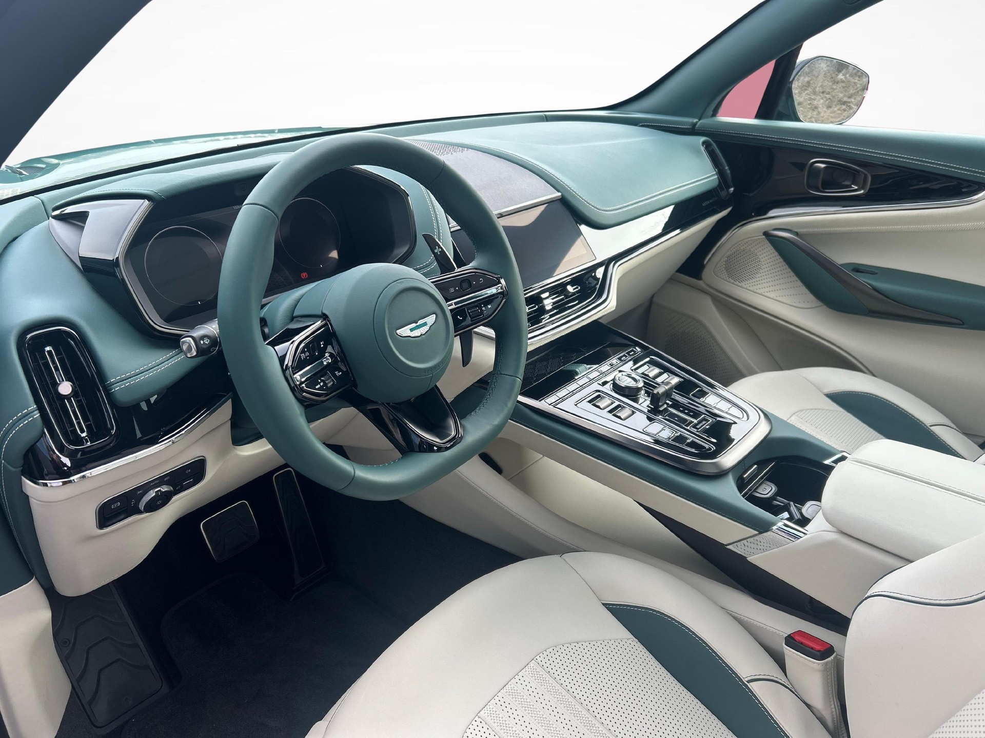 ASTON MARTIN DBX 707 4.0 V8 Bi-Turbo-image-14