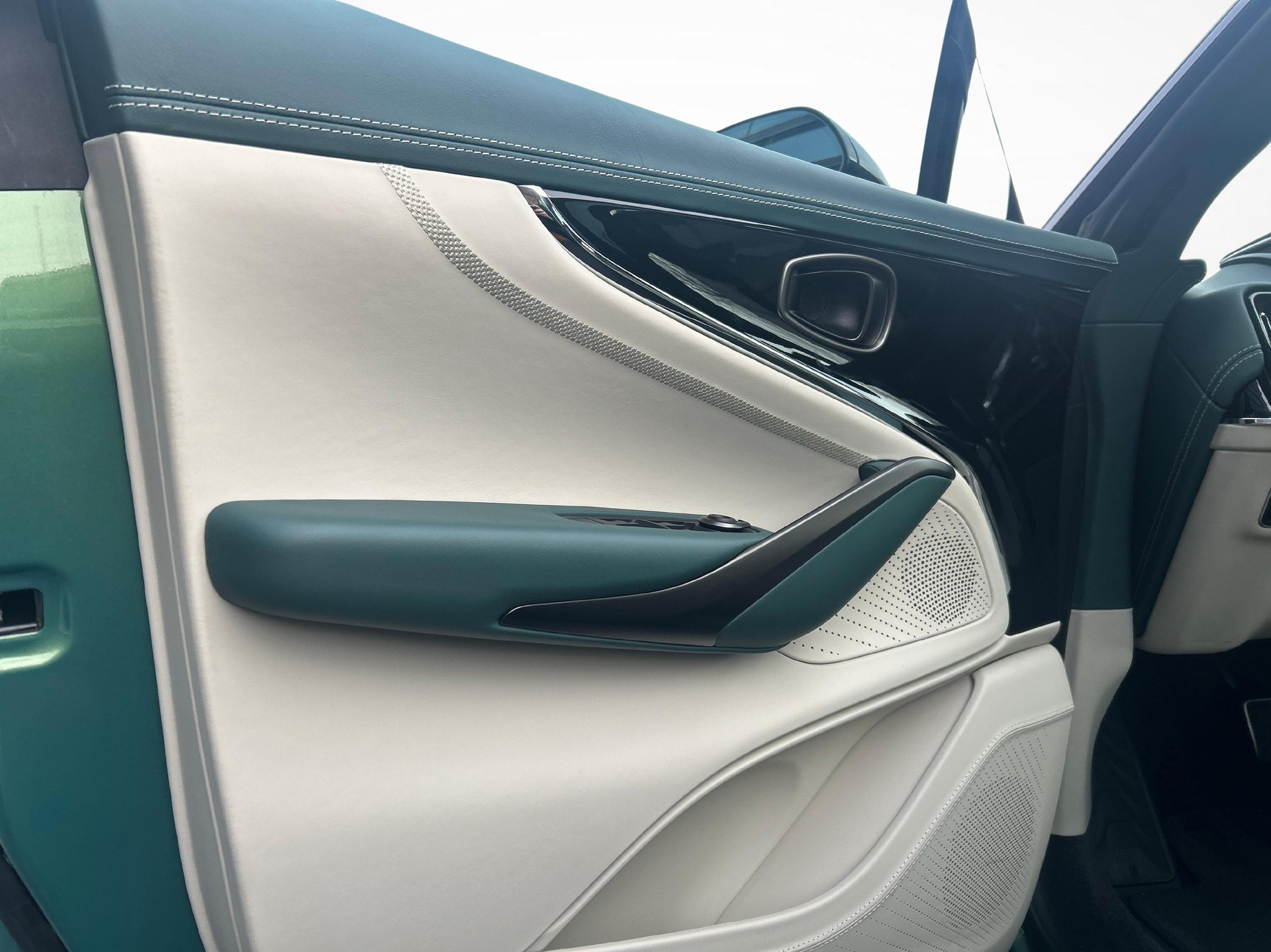 ASTON MARTIN DBX 707 4.0 V8 Bi-Turbo-image-16